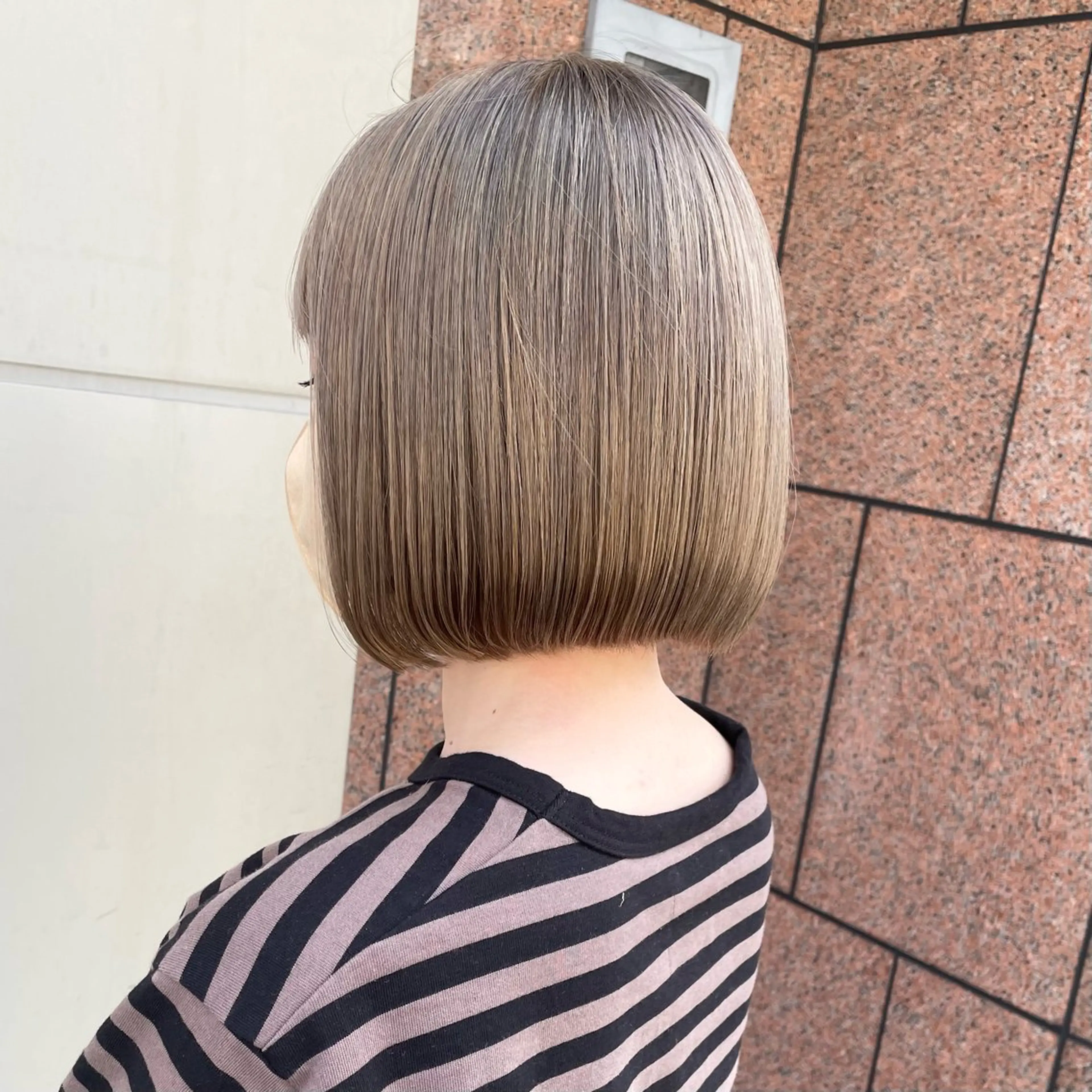 ショート カラー アッシュ ベージュカラー ブリーチ カット ヘアカラー トリートメント 鈴木 美穂のヘアスタイル