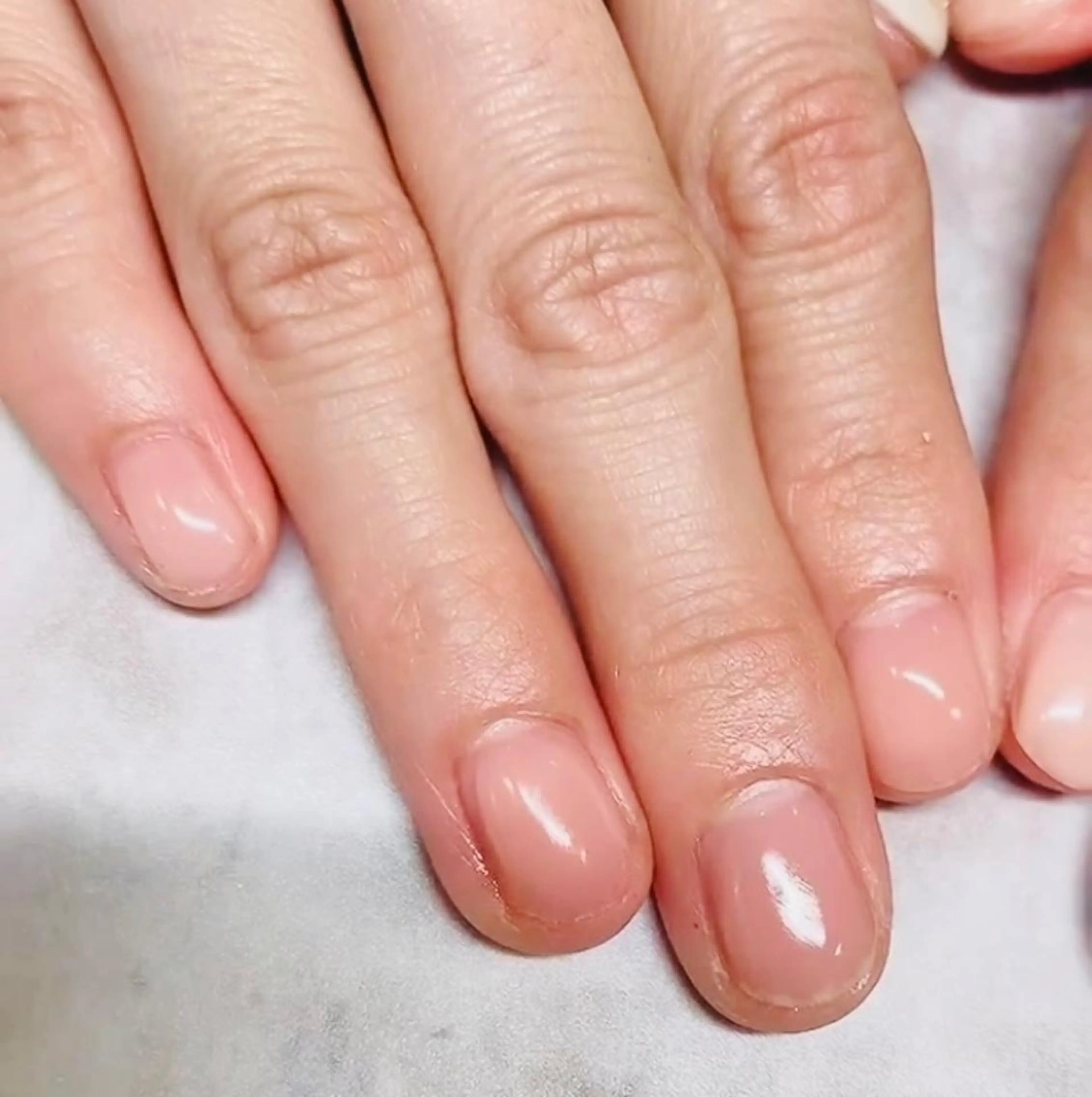 ネイル ワンカラーネイル ショートネイル 𝐴𝑁𝑈𝐸 トラブル爪育成専門のネイルデザイン