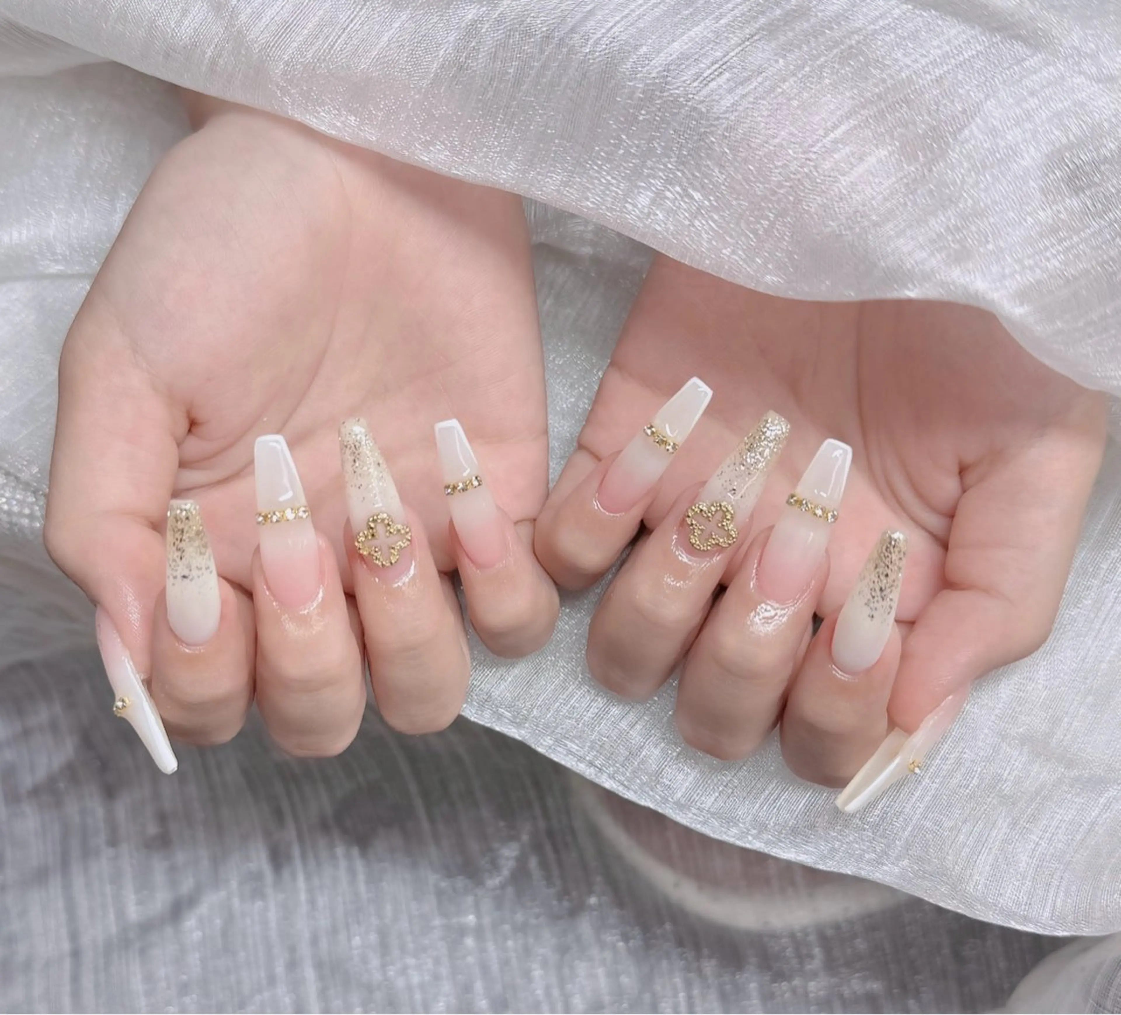 ネイル オーロラネイル フレンチネイル ジェルネイル ハロウィン キラキラネイル H.baby Nail Salonのネイルデザイン