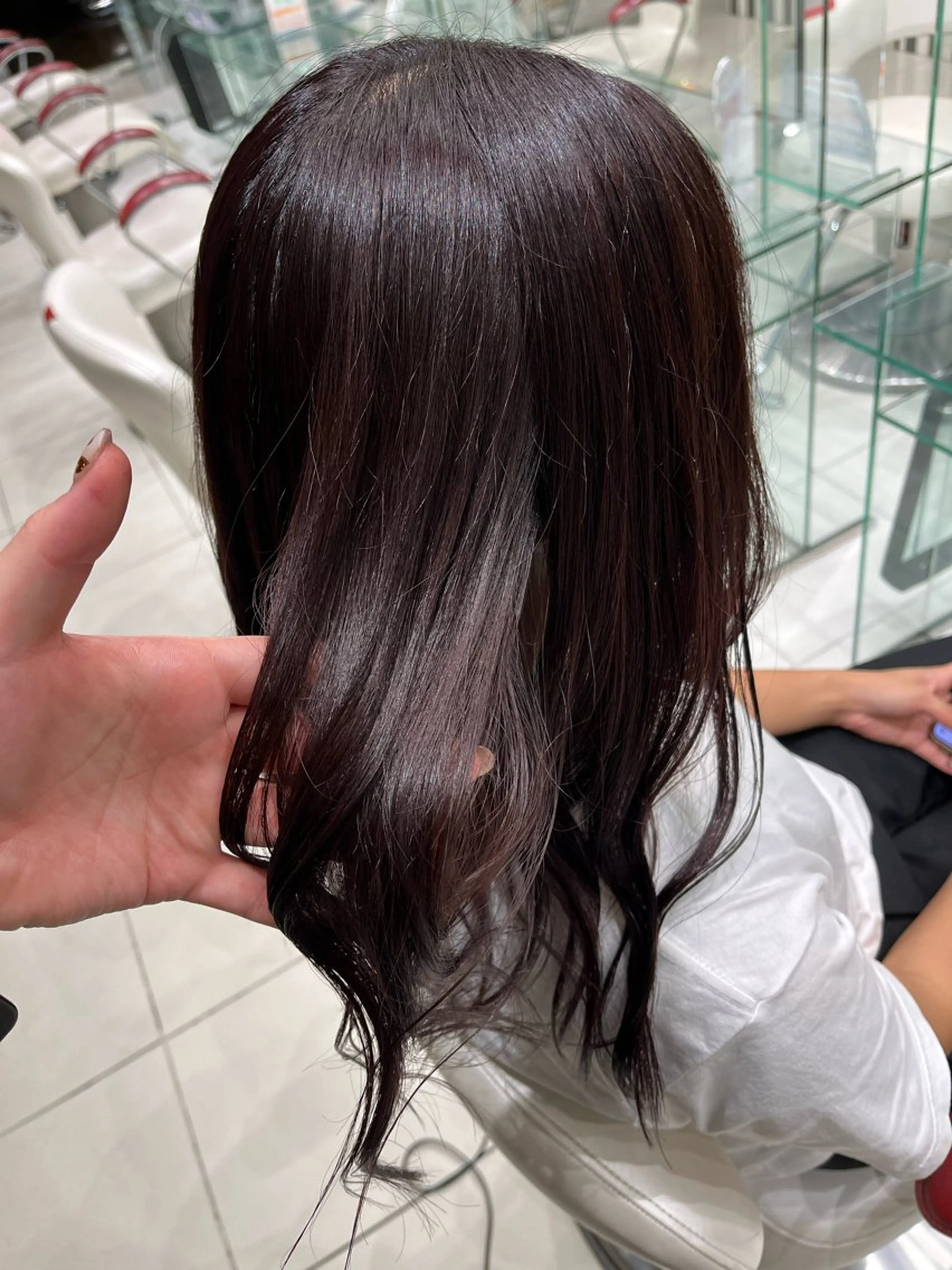 ロング カラー ボルドーカラー 鈴木 芽依のヘアスタイル