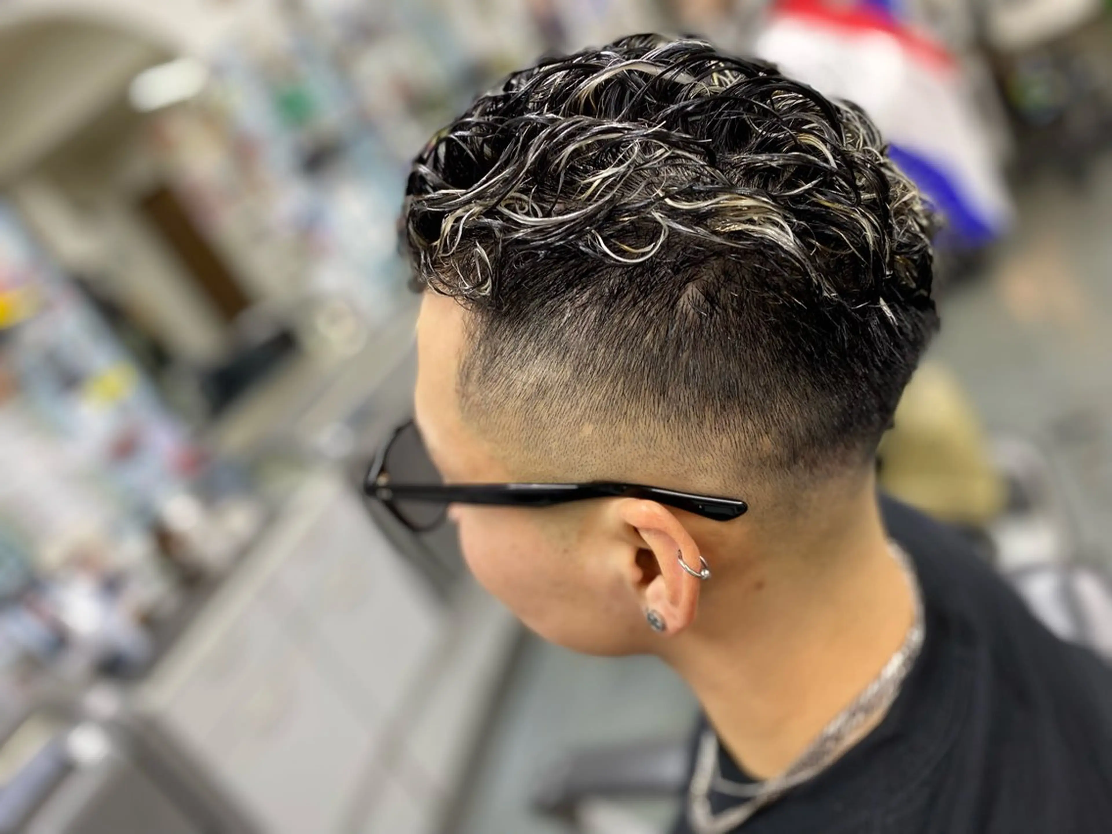 ミディアム パーマ メンズ ミディアムパーマ メンズメッシュ メンズパーマ ヘアーサロンフカザワ所属・深澤 さおりのヘアスタイル