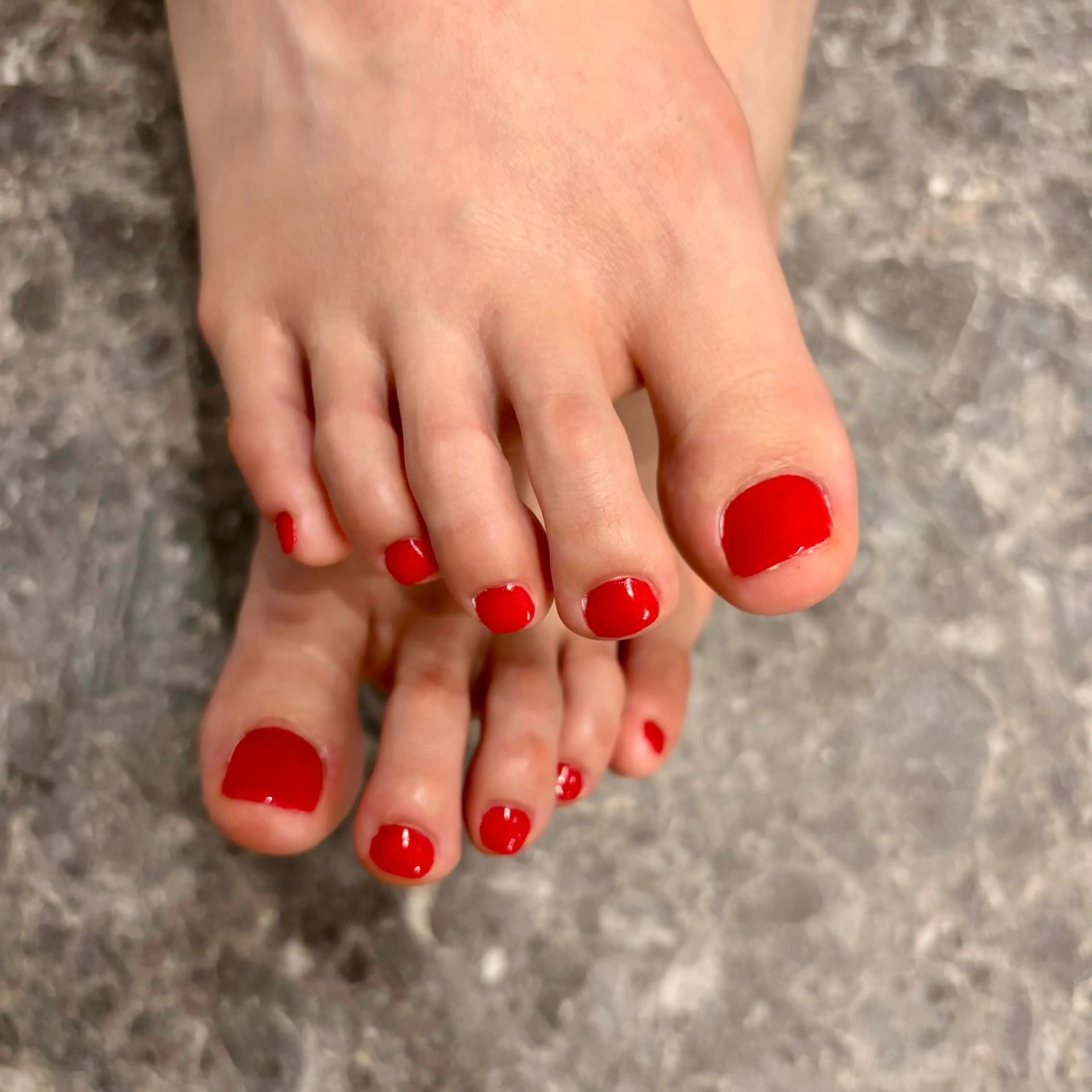 ネイル フットネイル 赤色 eyelash＆nailsalon noi 経堂店所属・miho funatsu☺︎のネイルデザイン