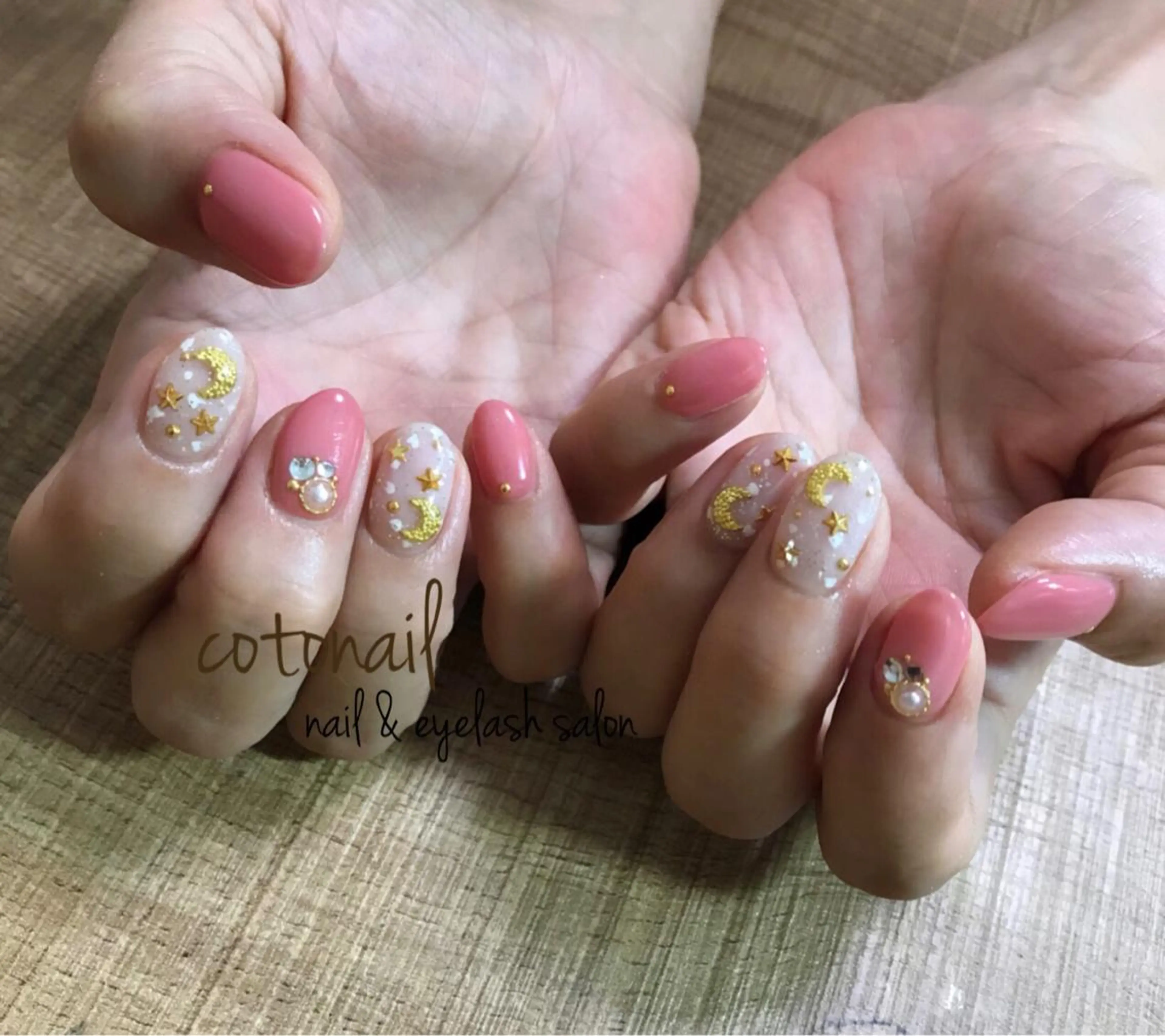 ミディアム ネイル アートネイル ハンドネイル ツメトマツゲ .のネイルデザイン