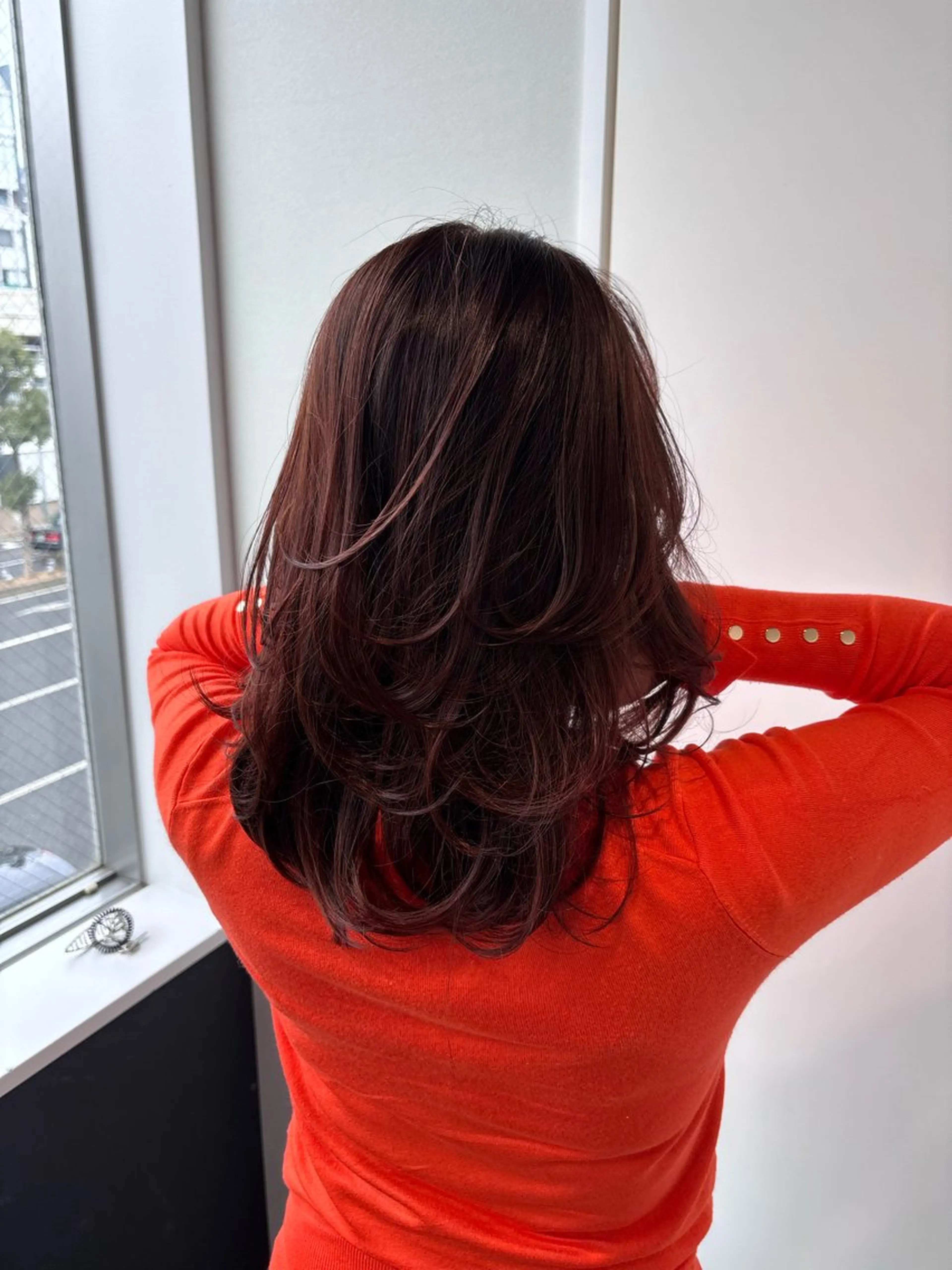 ミディアム カラー ミディアムレイヤー レッドカラー レイヤーカット カット ヘアカラー トリートメント 穐田 航のヘアスタイル