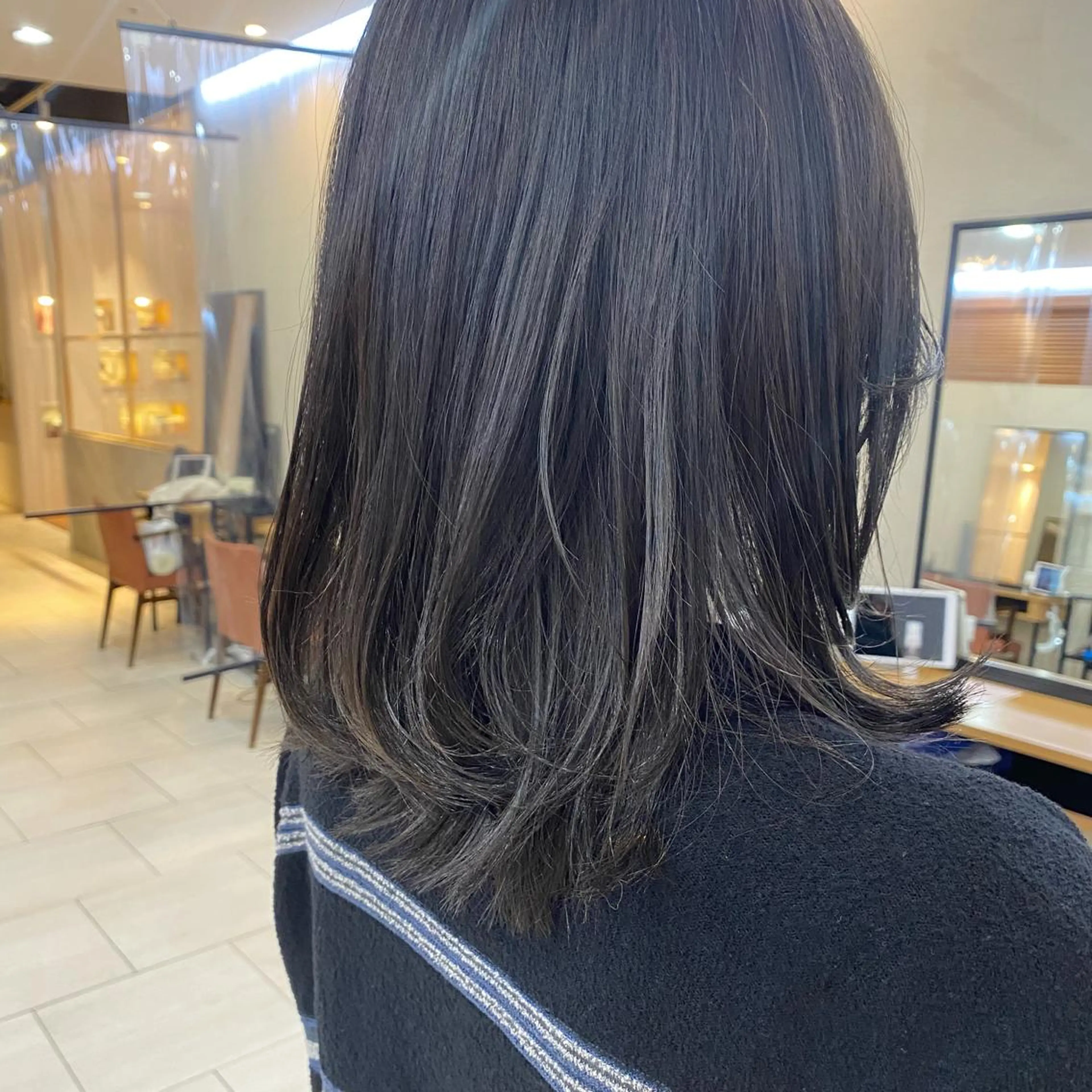 セミロング カラー あやめ【顔まわり/レ イヤー/柔らかカラ】のヘアスタイル