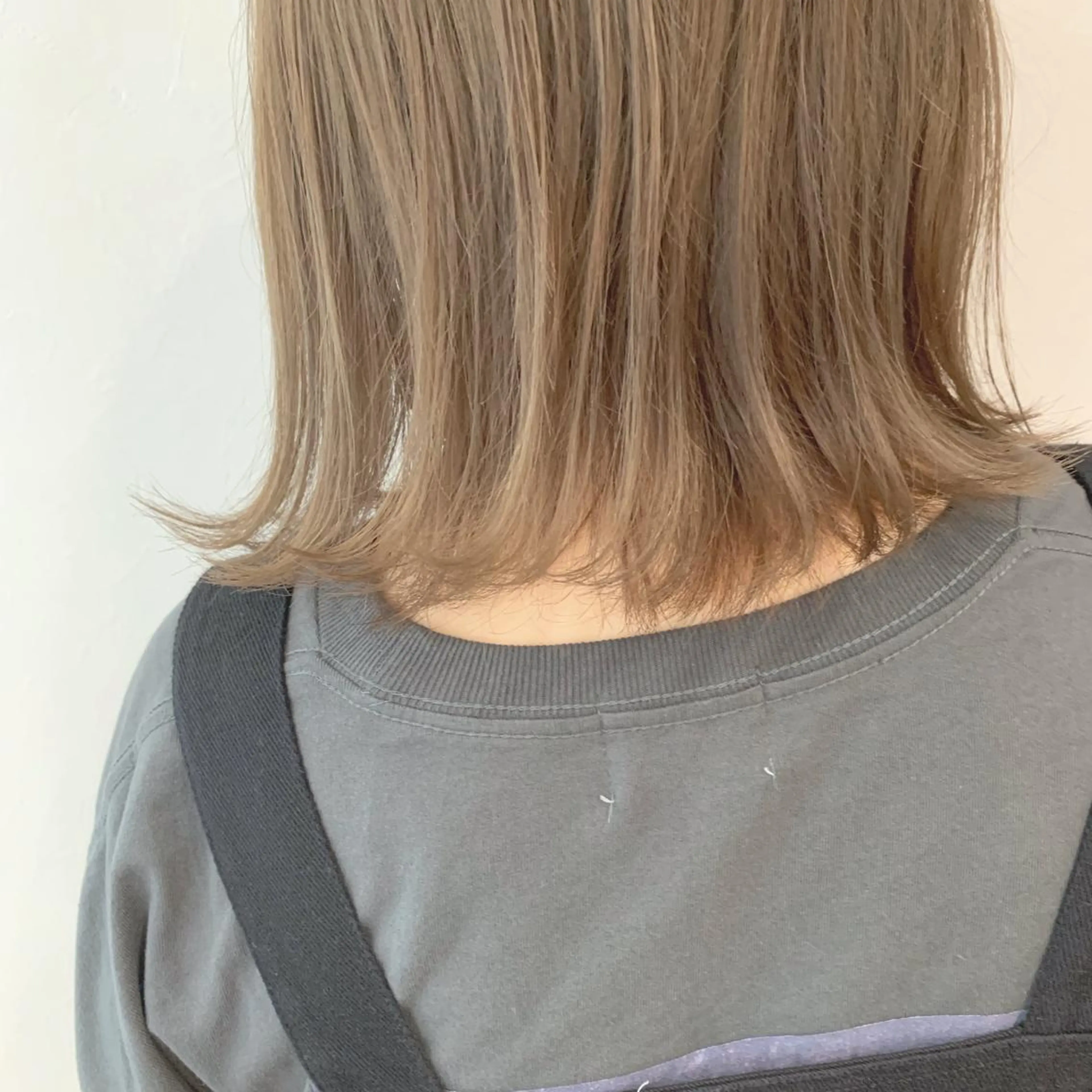 ショート カラー ベージュカラー ブリーチ ダブルカラー ミルクティーベージュ 新宿♥ハッシュカット 暖色カラー♥Unaのヘアスタイル