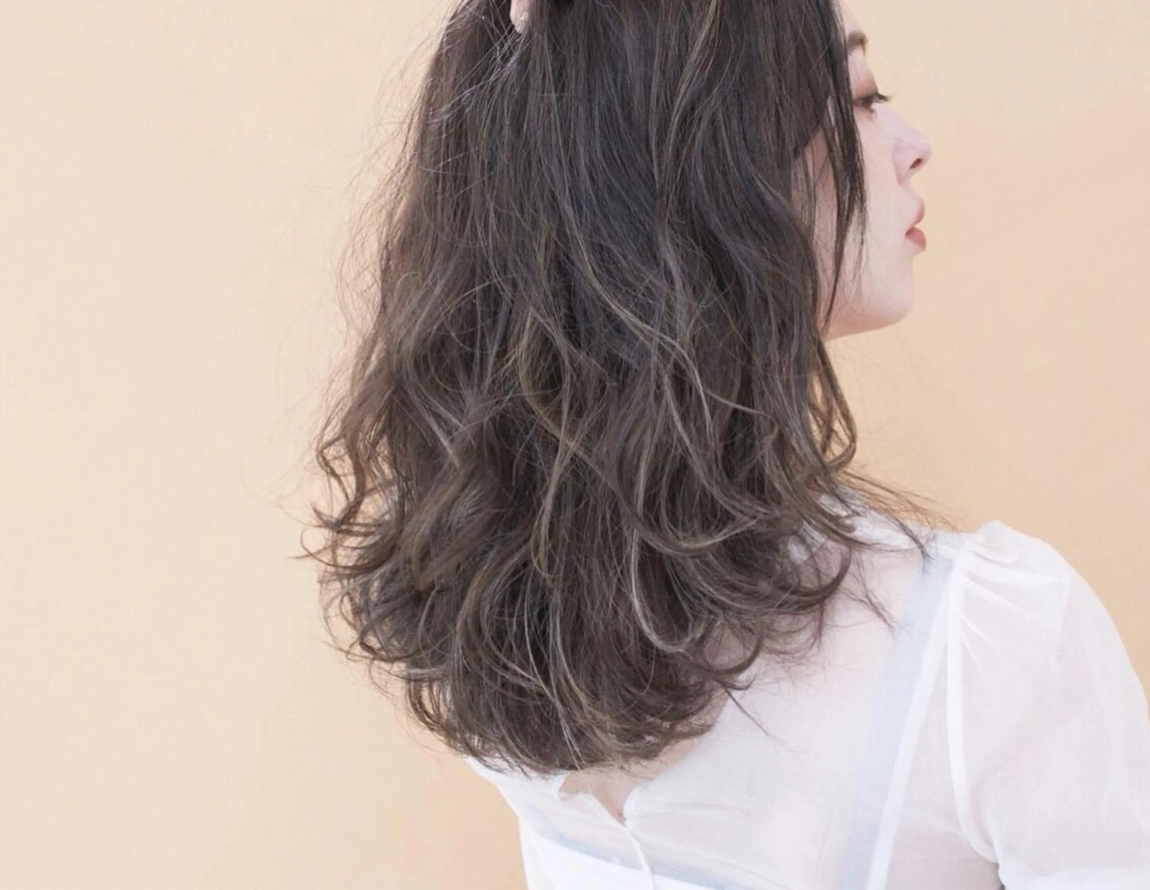 ミディアム カラー バレイヤージュ ブラウンカラー ハイライトカラー ハイライト レイヤーカット ヘアカラー トリートメント ケア剤オタク×海外 ヘア長谷川裕起のヘアスタイル