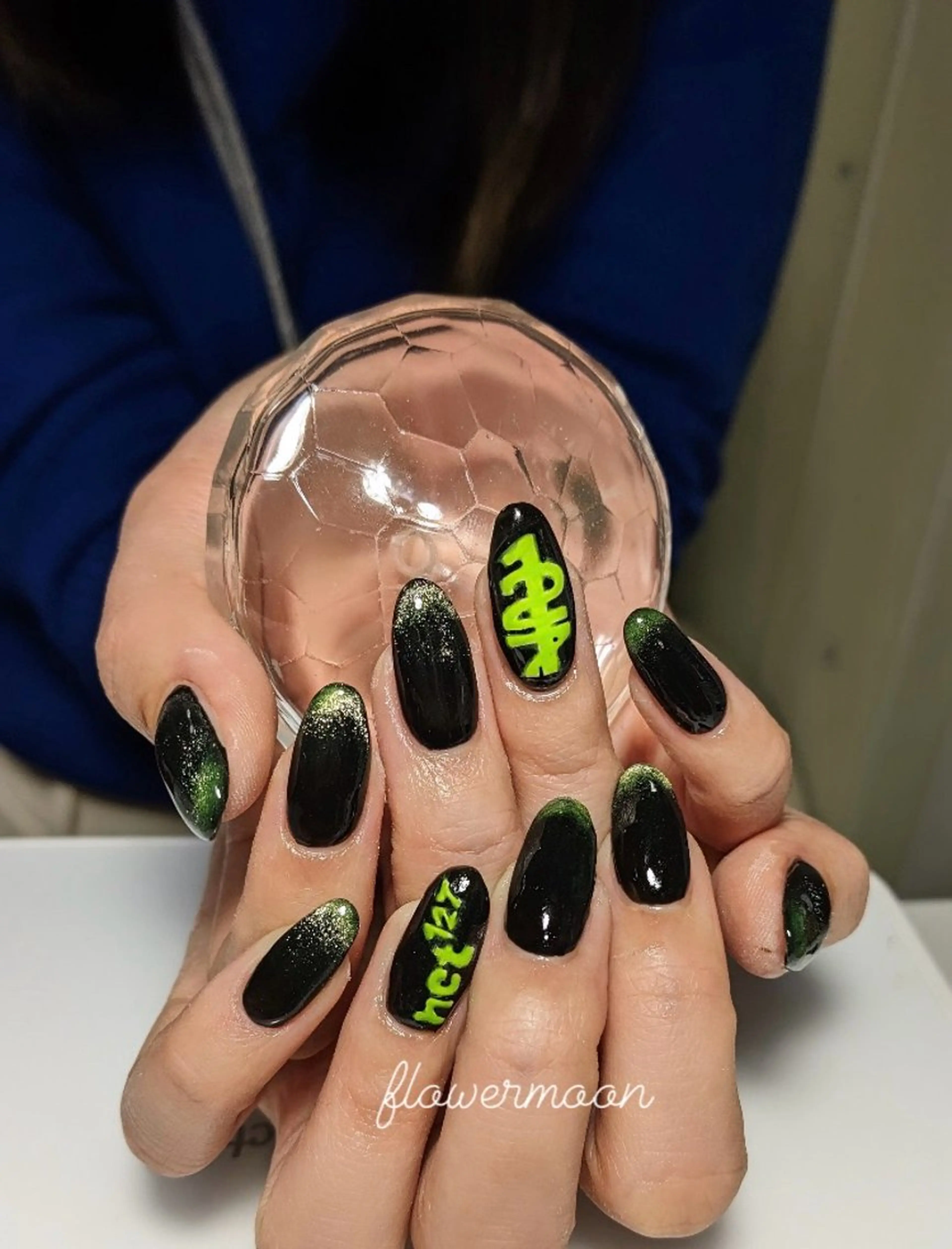 ネイル マグネットネイル フラワー ムーンのネイルデザイン