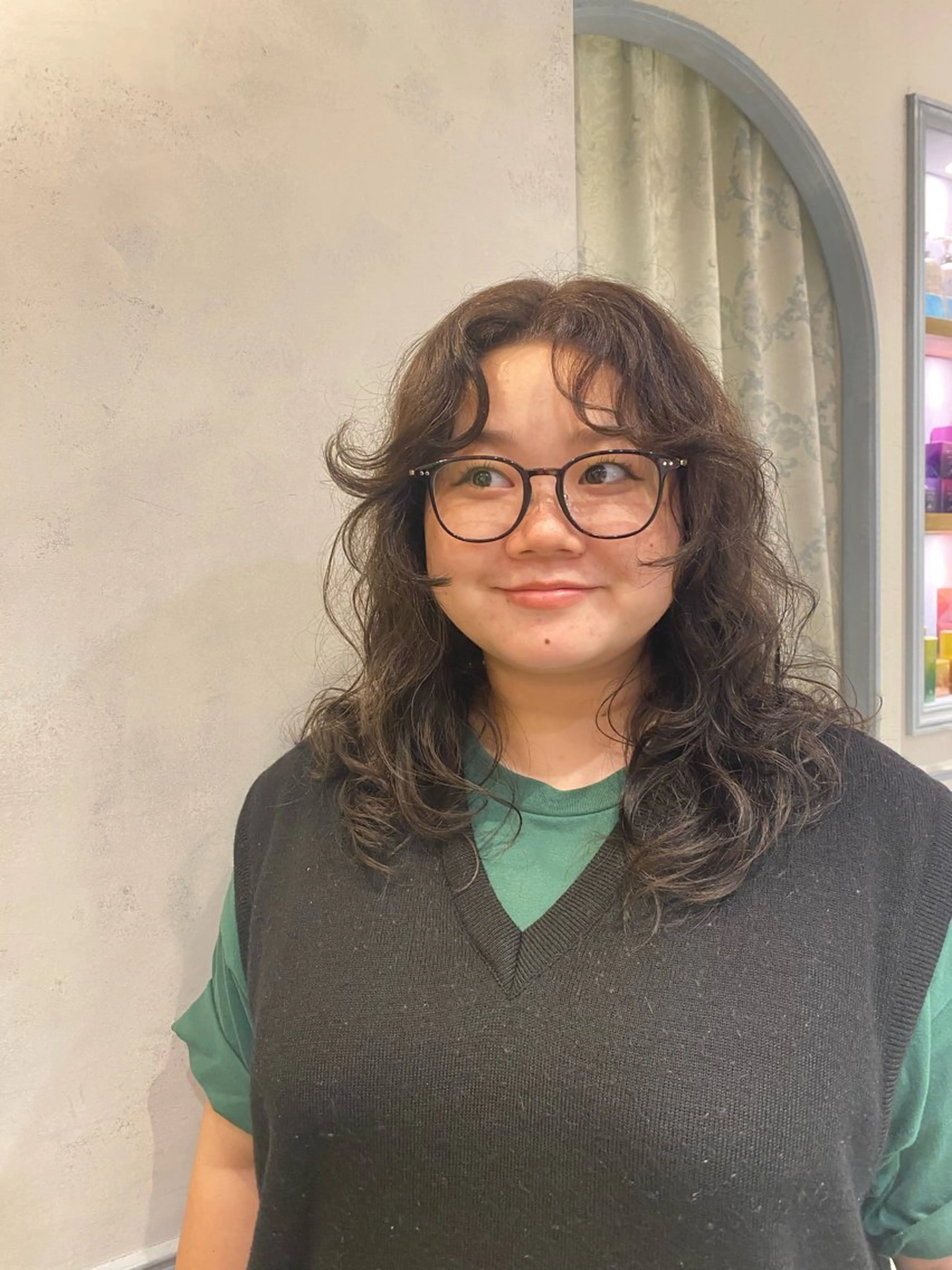 セミロング カラー セミロングパーマ グレージュ オリーブグレージュ オリーブグレー くせ毛 池西 佳穂のヘアスタイル