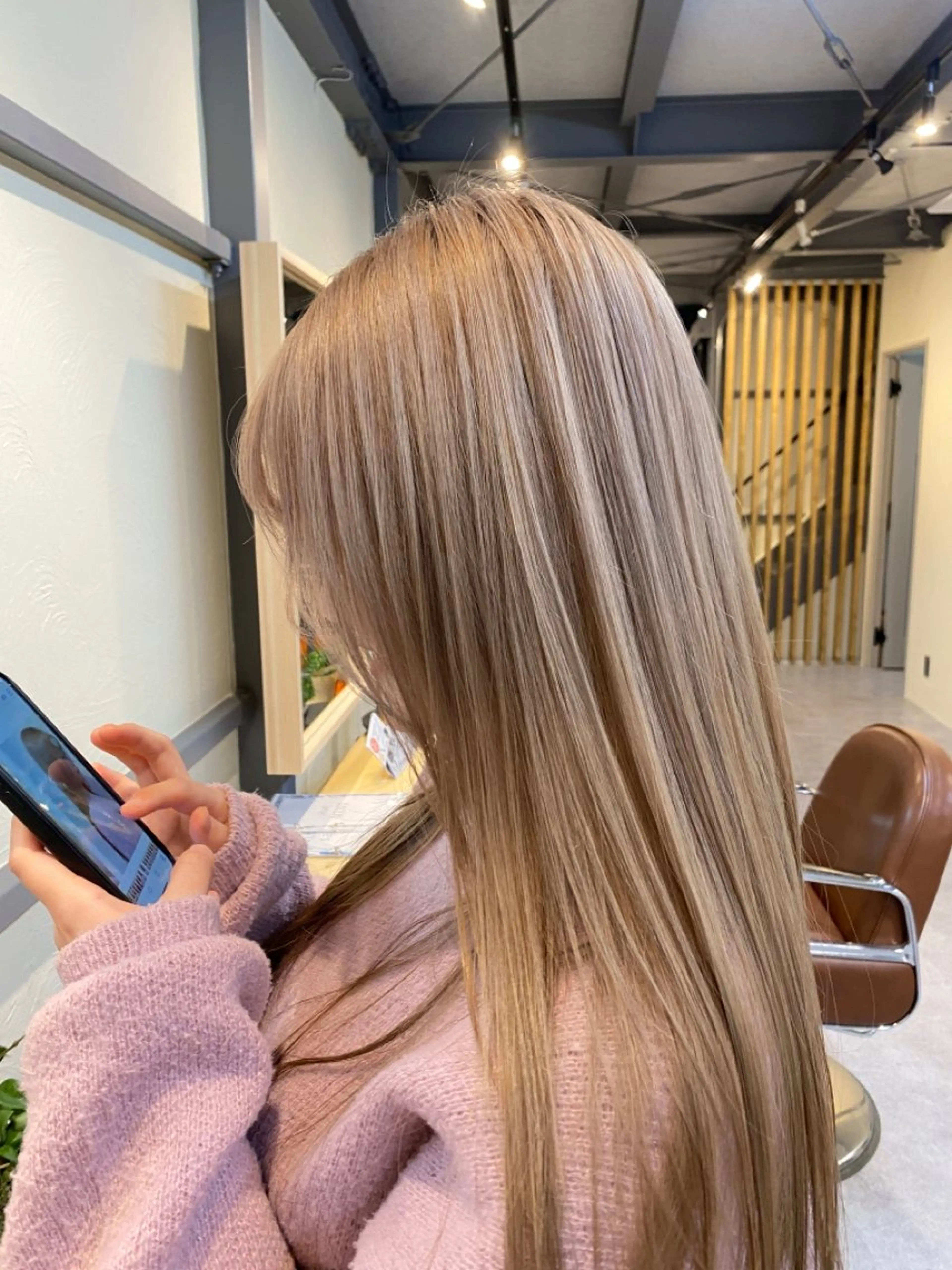 ロング カラー ベージュカラー ブリーチ ハイトーンカラー ミルクティーベージュ ピンクカラー ユウリ YURIのヘアスタイル