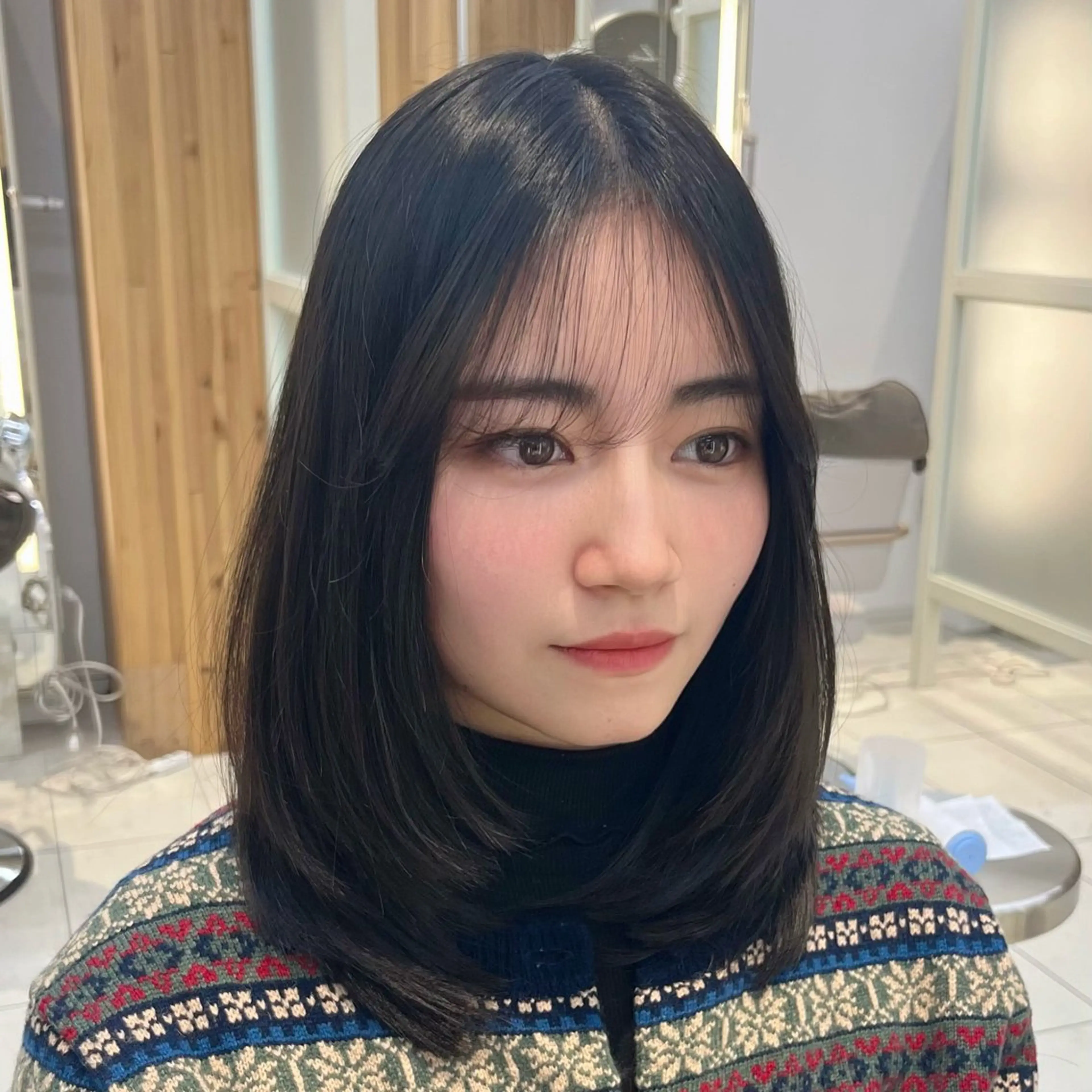 セミロング カラー 似合わせレイヤー 透明感カラーのヘアスタイル