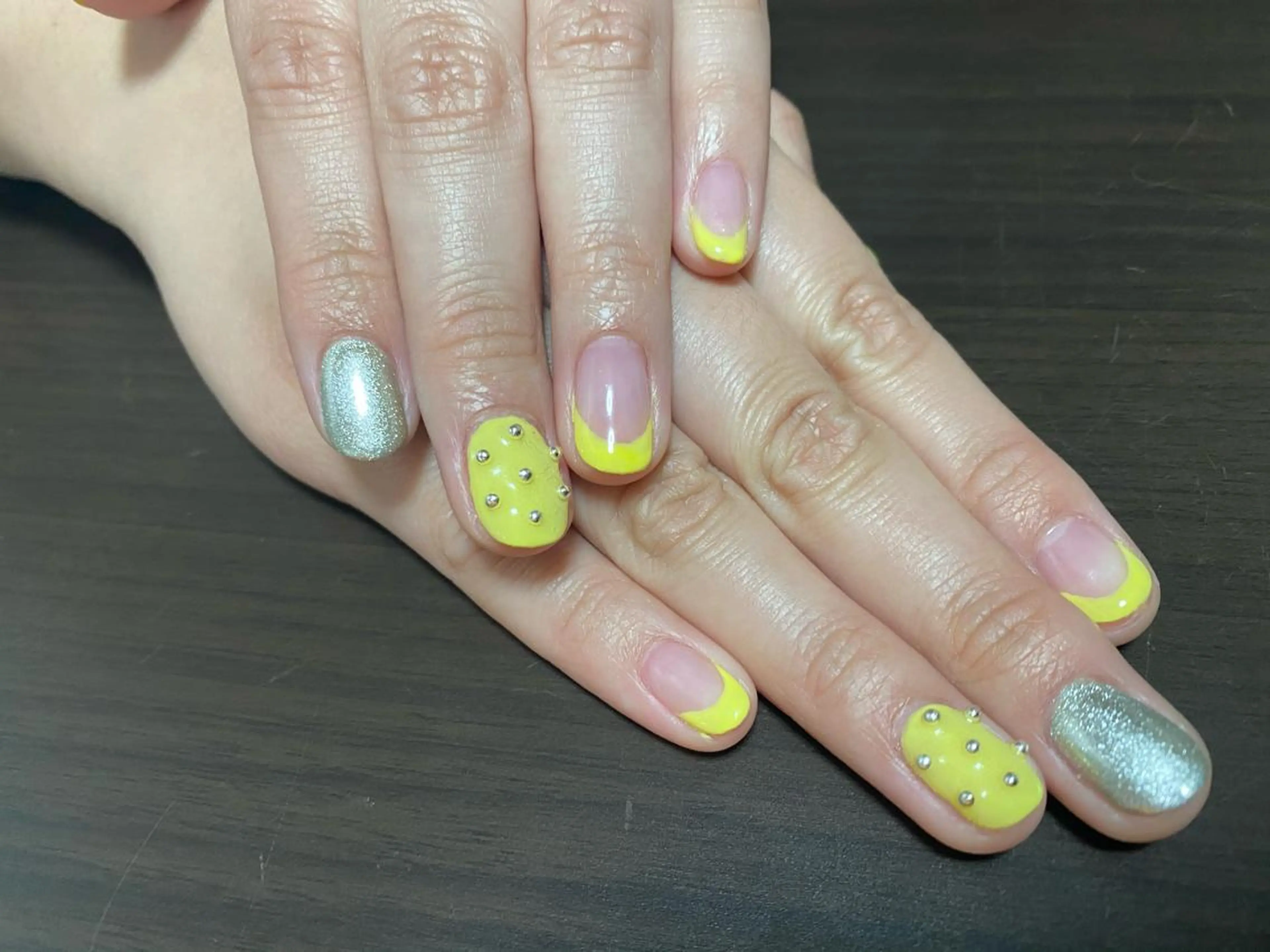 ネイル フレンチネイル ミラーネイル 黄色 ハンドネイル Ulu Nail 🌱MOMOKAのネイルデザイン