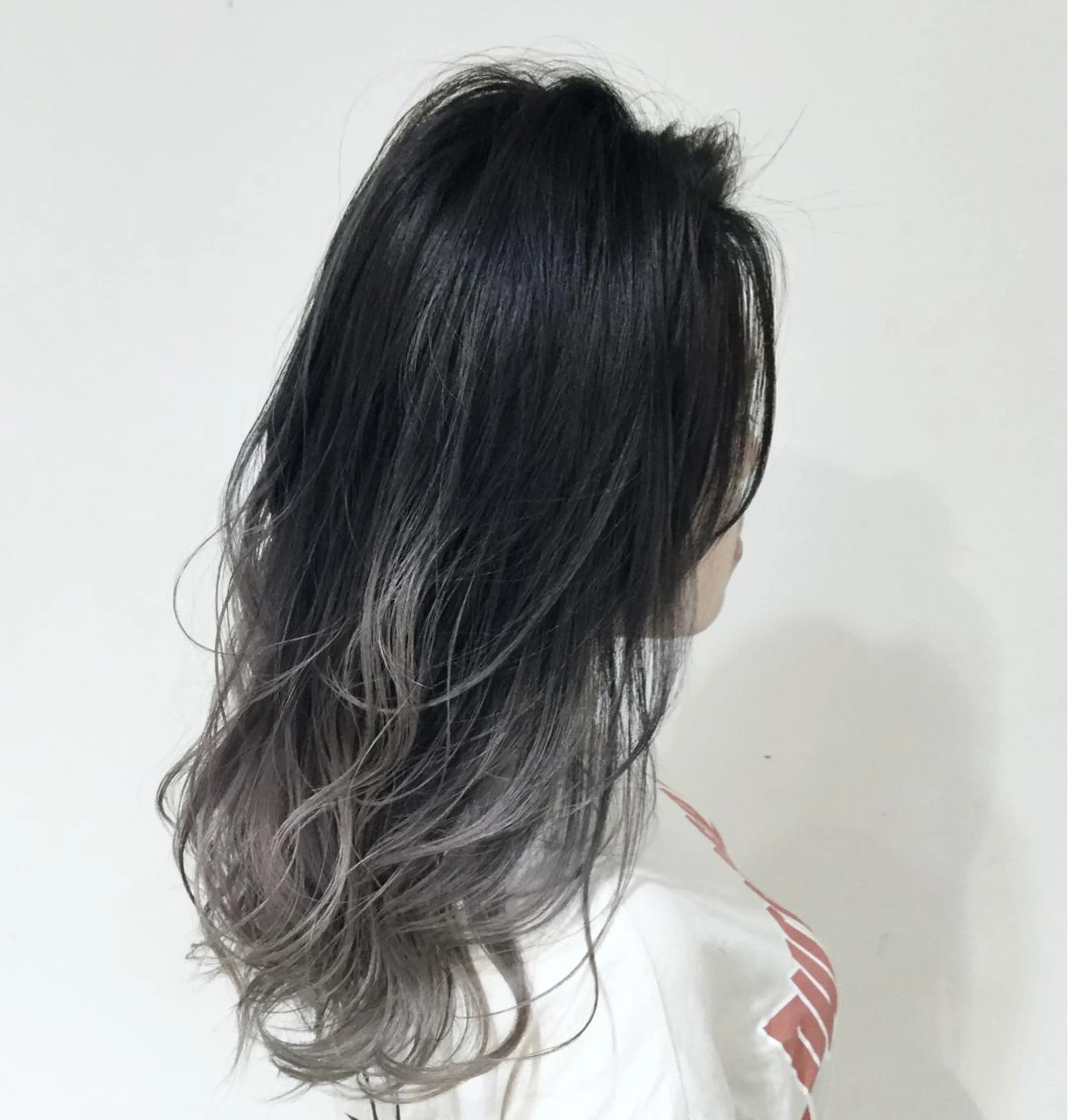 ミディアム カラー アッシュ アッシュグレー アッシュグレージュ バレイヤージュ ミストバング AMI Hair  supply所属・髪質改善カラー 韓国風レイヤーのヘアスタイル