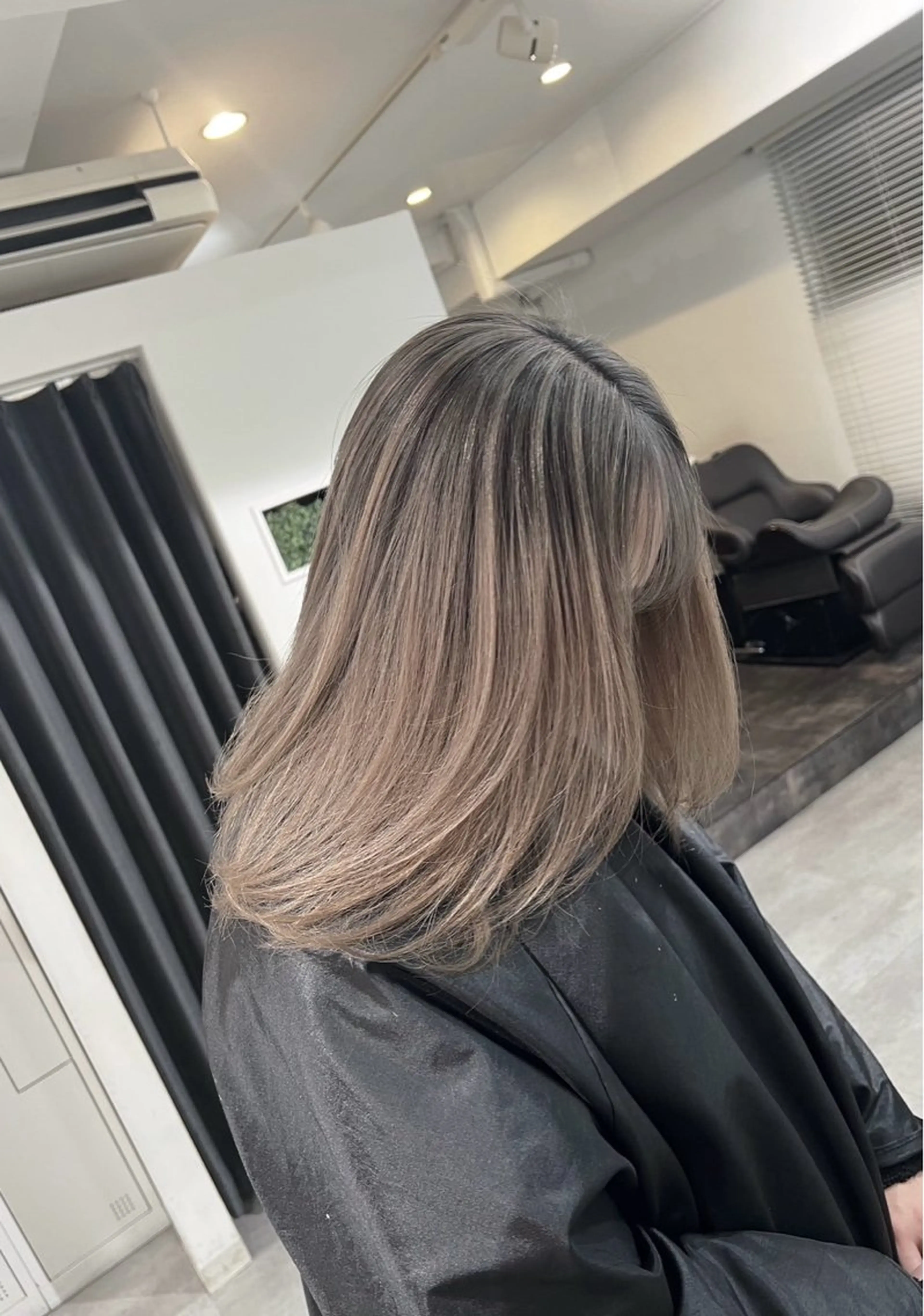 ミディアム カラー バレイヤージュ ベージュカラー ミルクティーベージュ レイヤーカット ヘアカラー トリートメント ROBIN所属・指名数No.1 /NAOYAのヘアスタイル