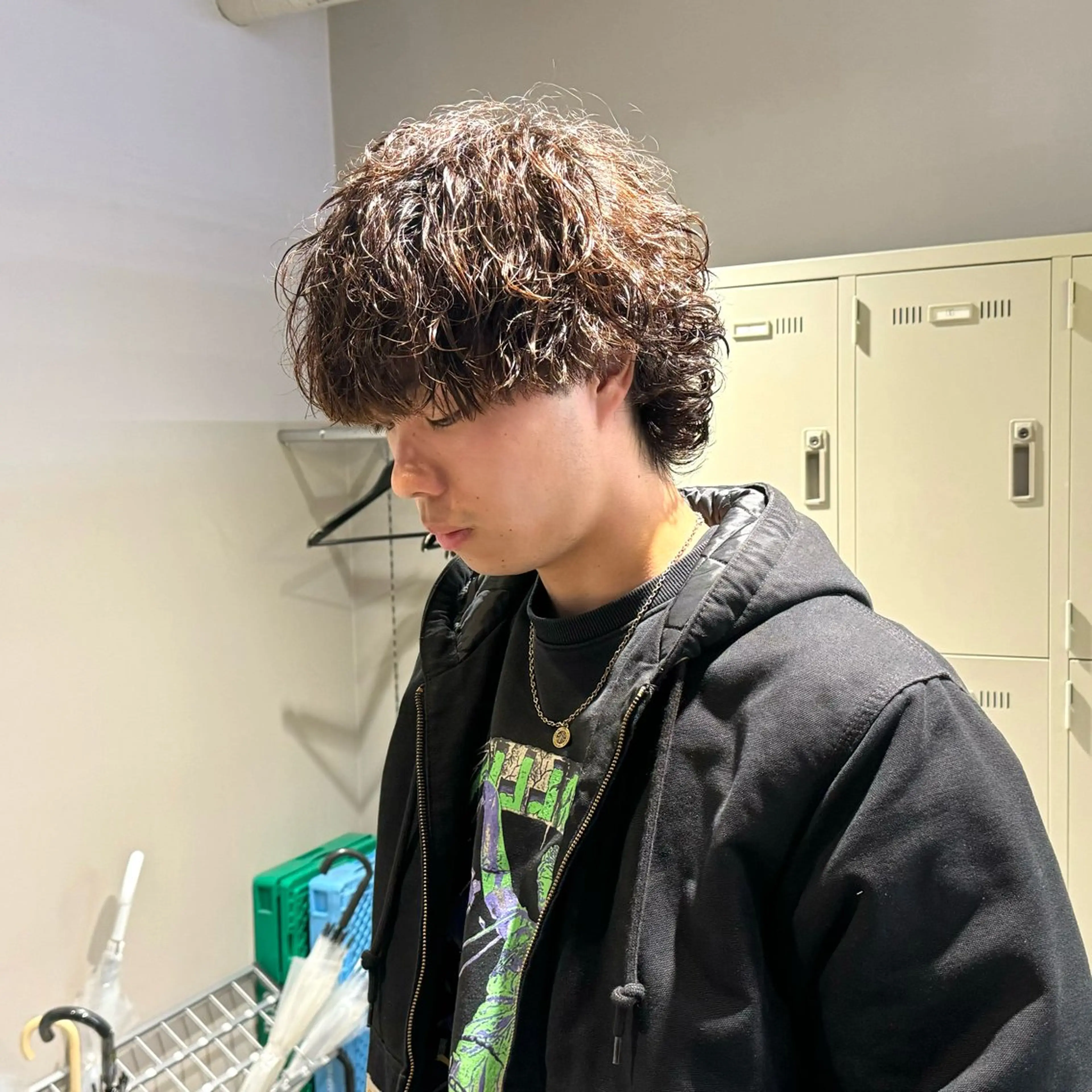 ミディアム パーマ ヘアアレンジ メンズ ミディアムパーマ メンズパーマ 波巻きパーマ カット パーマ トリートメント ヘッドスパ ヘアセット 顔まわりカット の達人のヘアスタイル