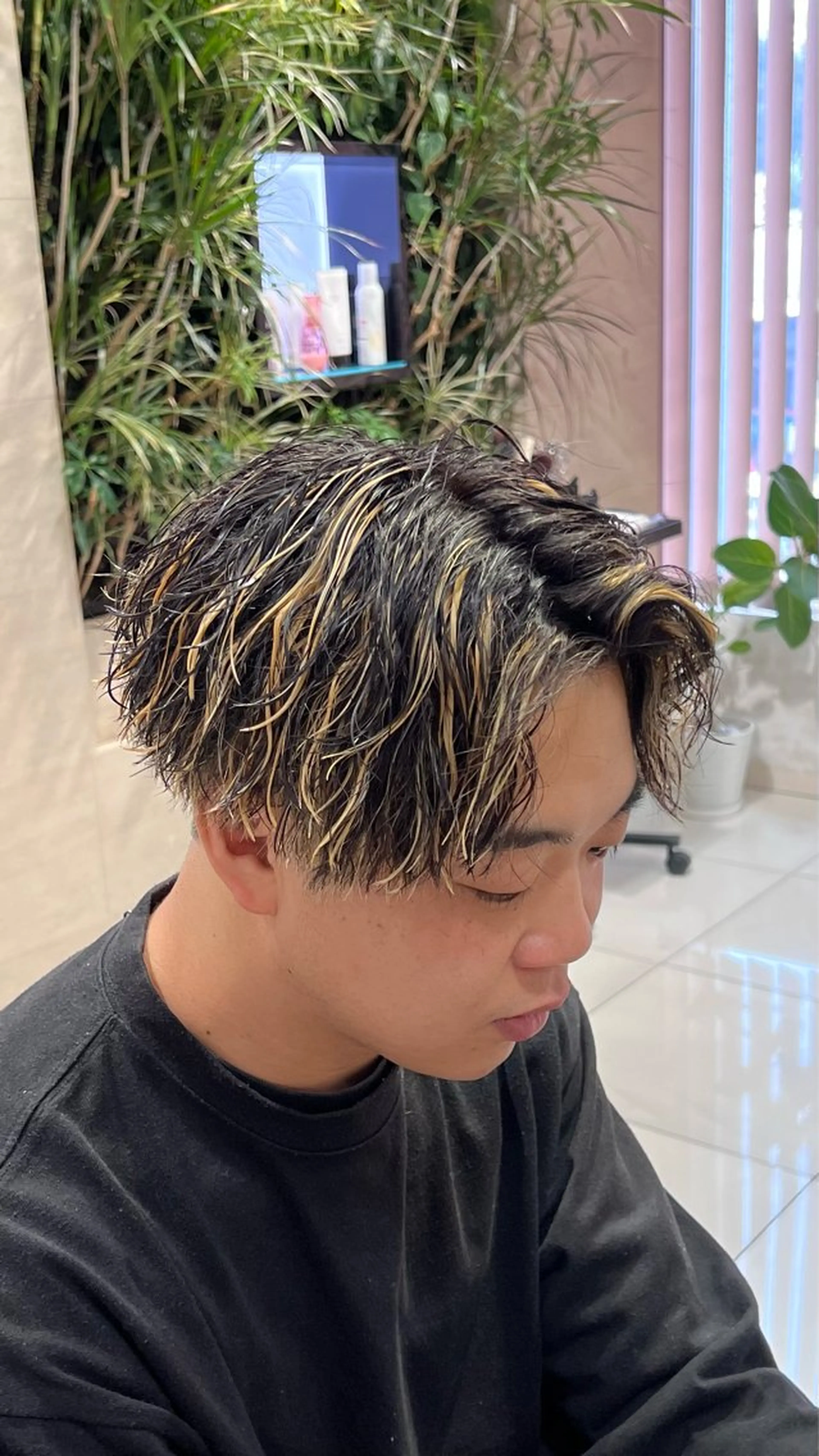 カラー パーマ メンズ メンズハイライト メンズパーマ ツイストスパイラルパーマ ハイライトカラー スパイラルパーマ カット ヘアカラー シールエクステ/メン ズパーマ/鎌倉/ユウのヘアスタイル