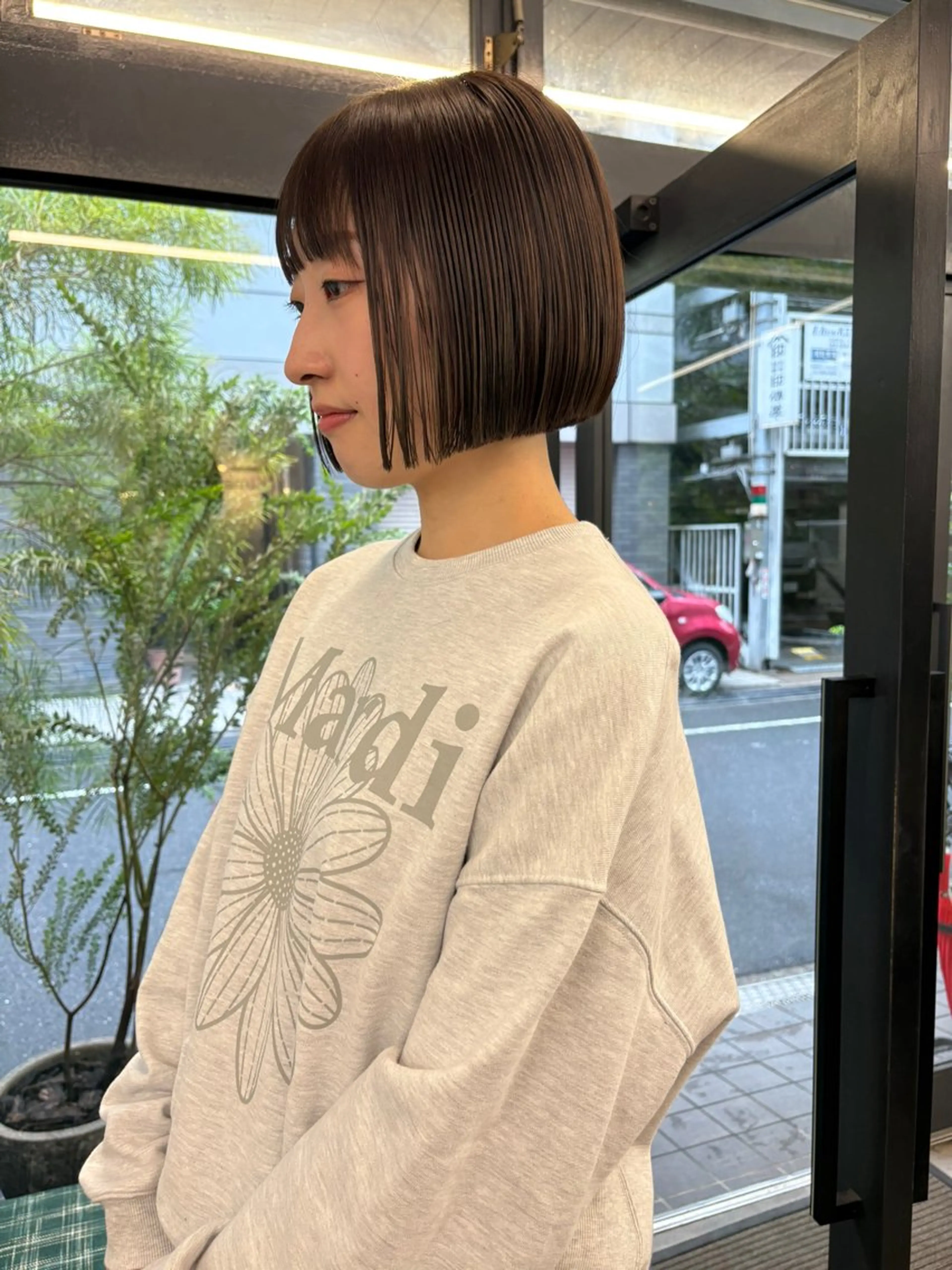 ショート カラー ベージュカラー オリーブベージュ ボブ カット パーマ、ボブ、透明感 カラー、小須田ゆあのヘアスタイル