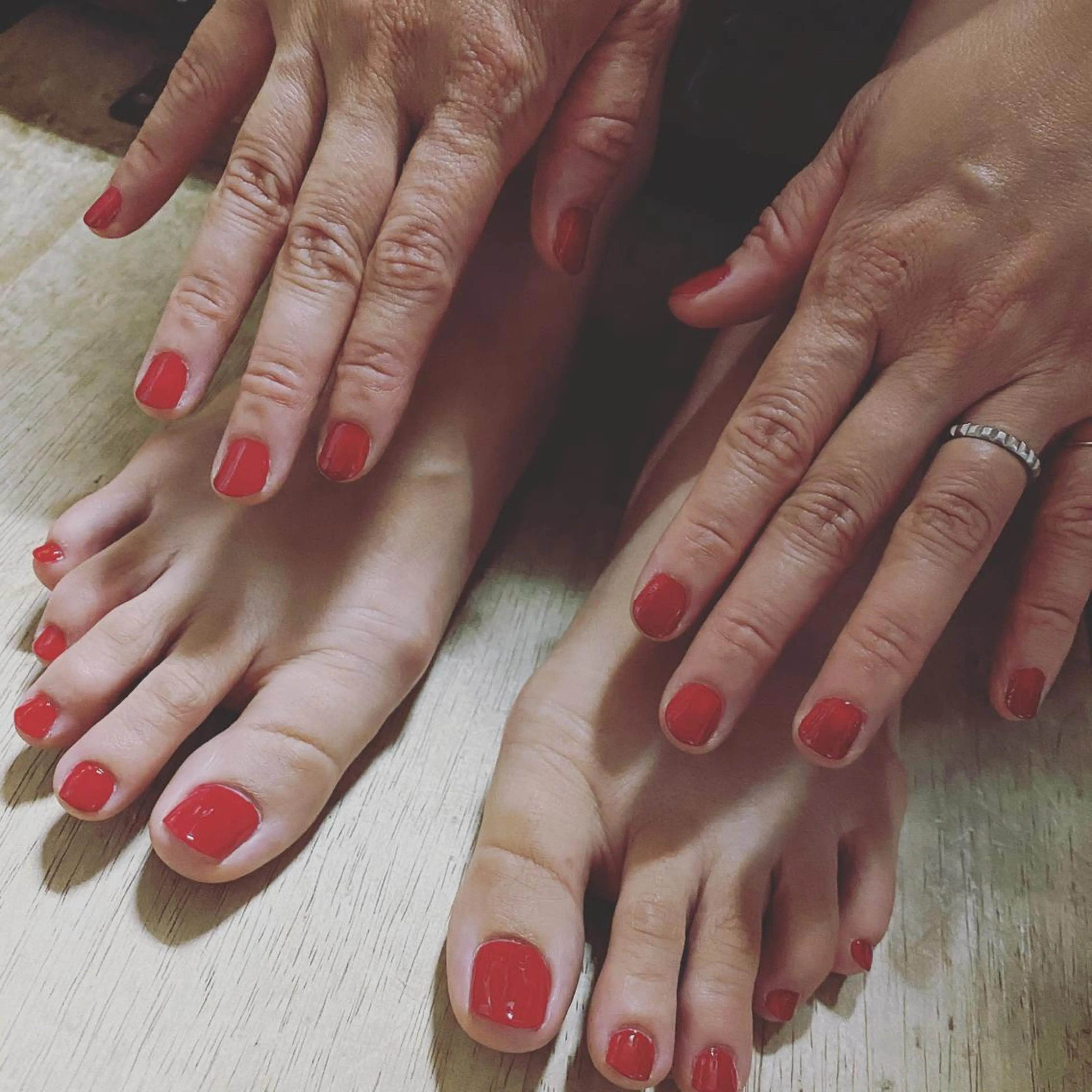 ネイル フットネイル おそろいネイル ワンカラーネイル 赤色 akita kazumiのネイルデザイン