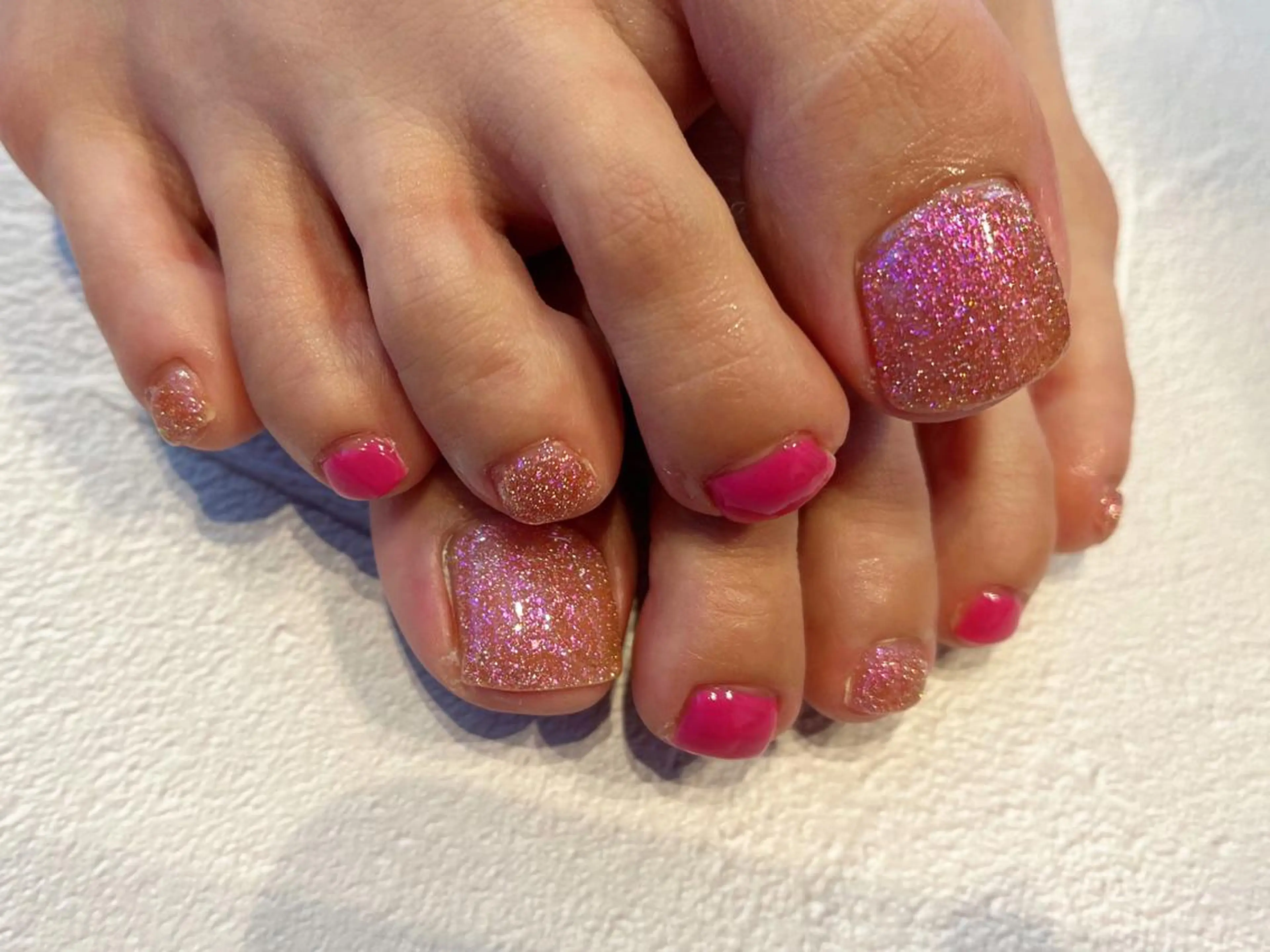 ネイル フラッシュネイル キラキラネイル ラメ(グリッター) フットネイル ビューティーサロン プチフルールのネイルデザイン