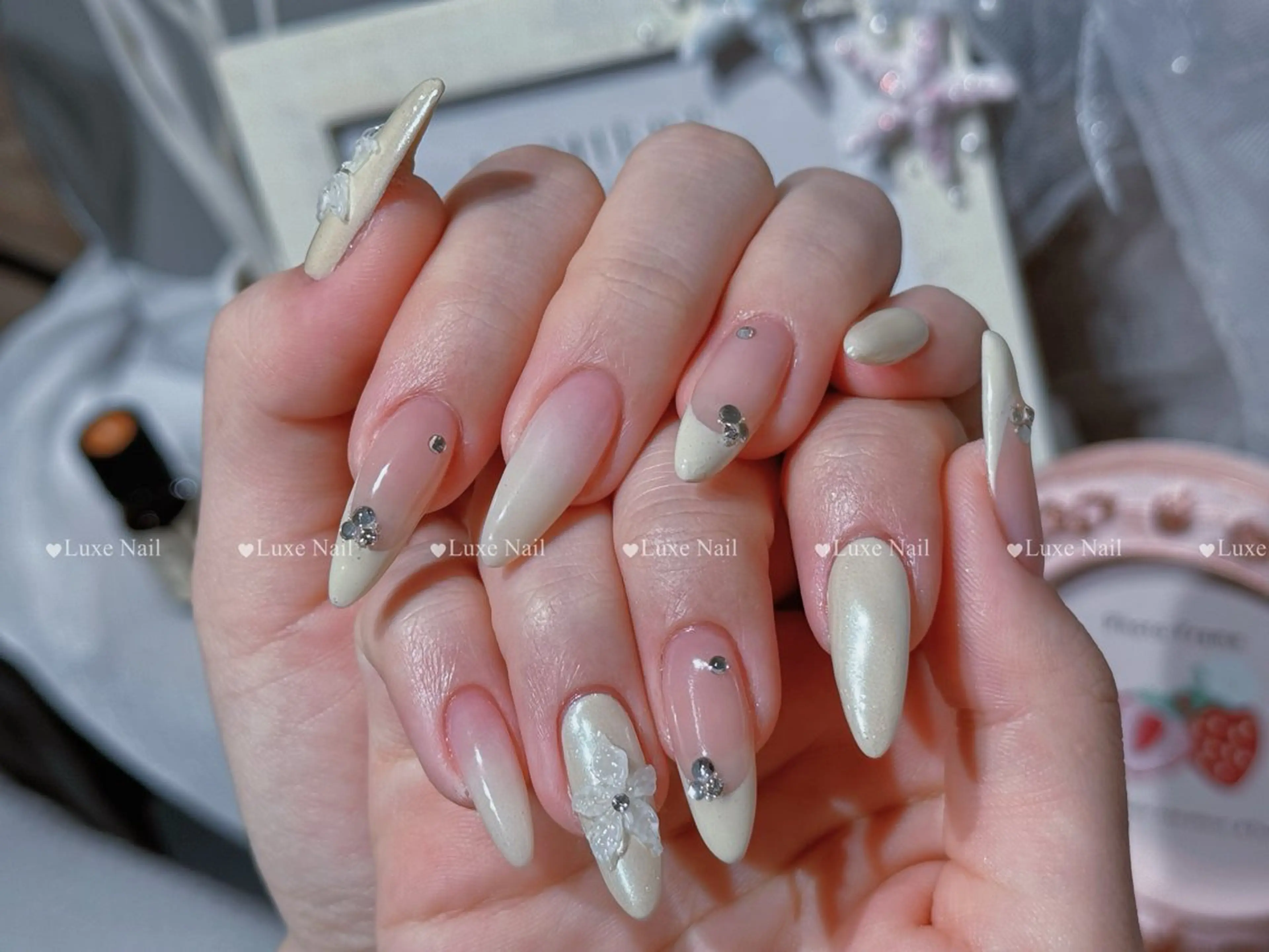 ネイル フラッシュネイル フットネイル フレンチネイル ジェルネイル ガラスフレンチ ハンドネイル ハンドケア Luxe Nail Salonのネイルデザイン