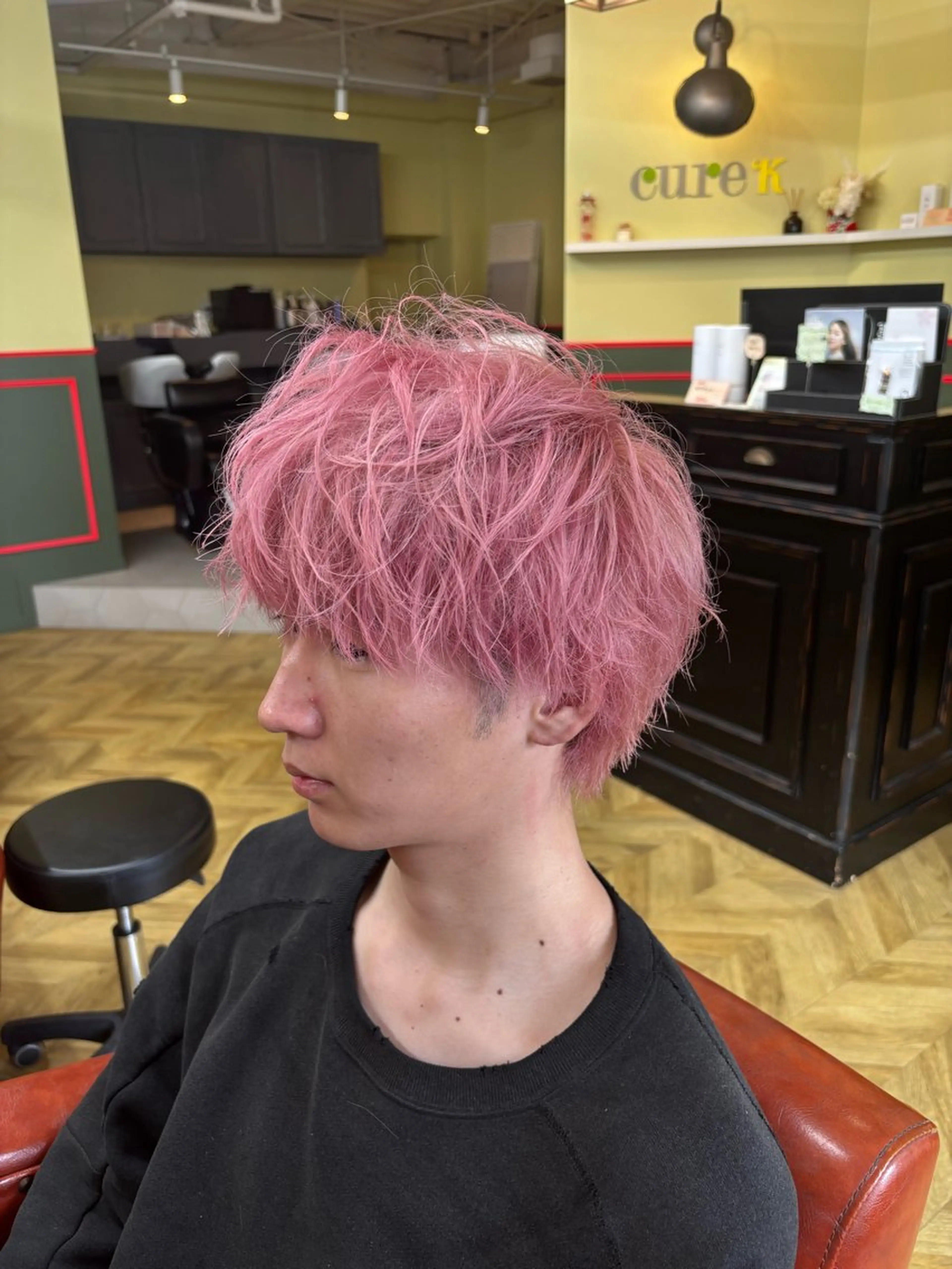 カラー メンズ メンズハイトーン メンズウルフカット ハイトーンカラー ピンクカラー ウルフカット ヘアカラー カットモデル募集 /メンズヘア/魁人のヘアスタイル