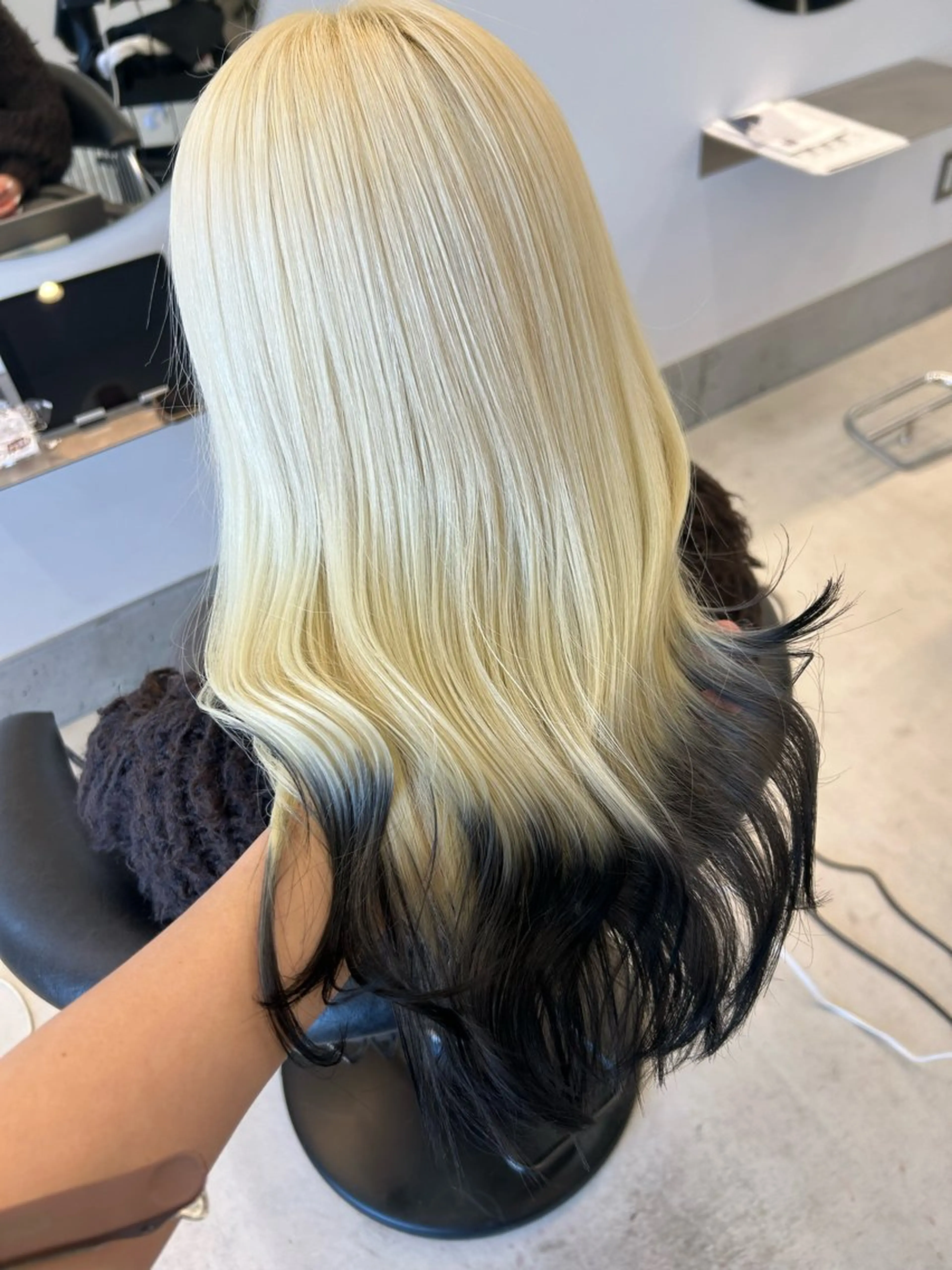 ロング カラー 黒髪 ブロンド ブルーカラー ヘアカラー 🐾ハイトーンブリー チ🐾ひなたのヘアスタイル