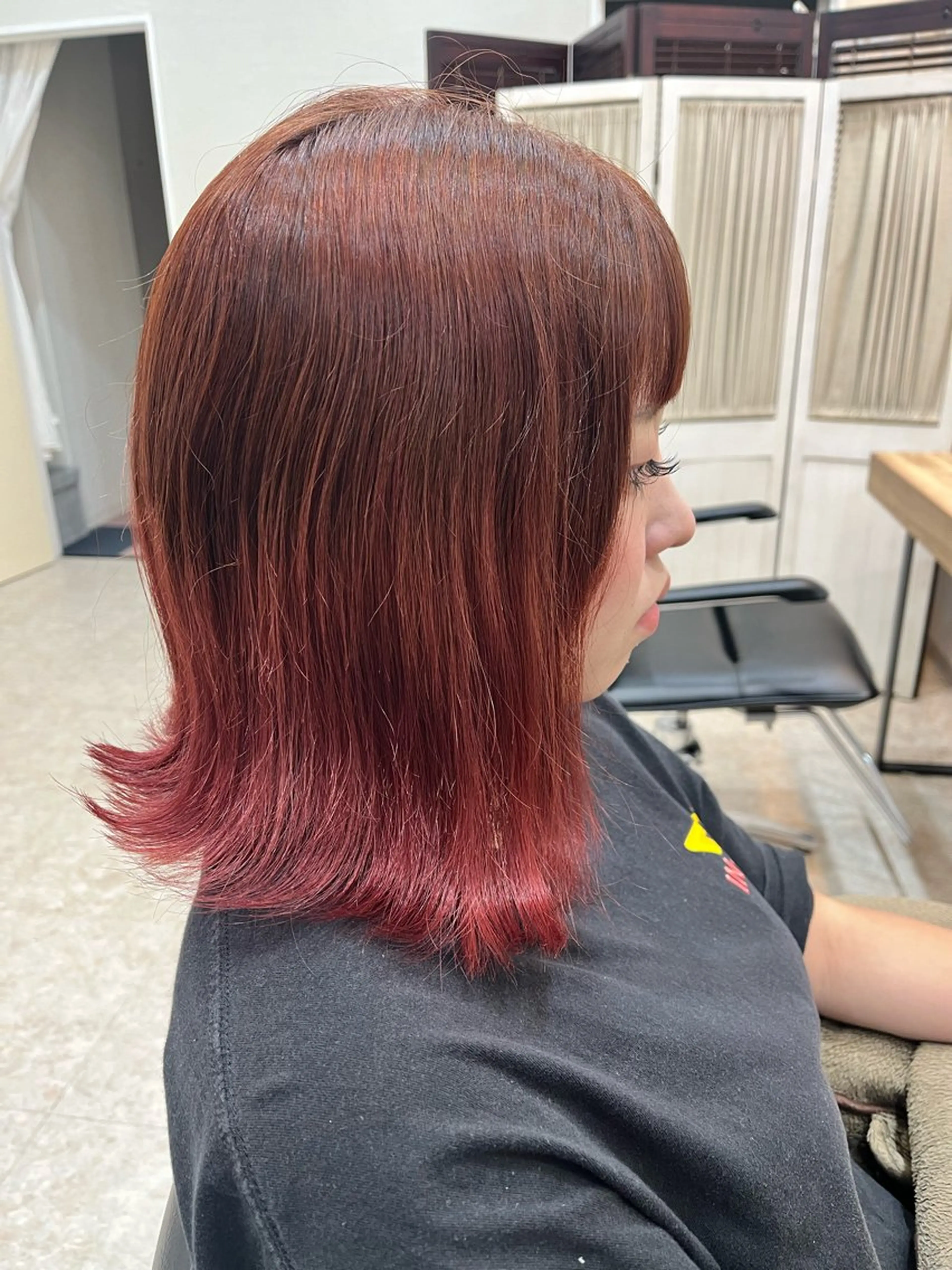 ミディアム カラー ブリーチ グラデーションカラー レッドカラー 黒川 綾音のヘアスタイル