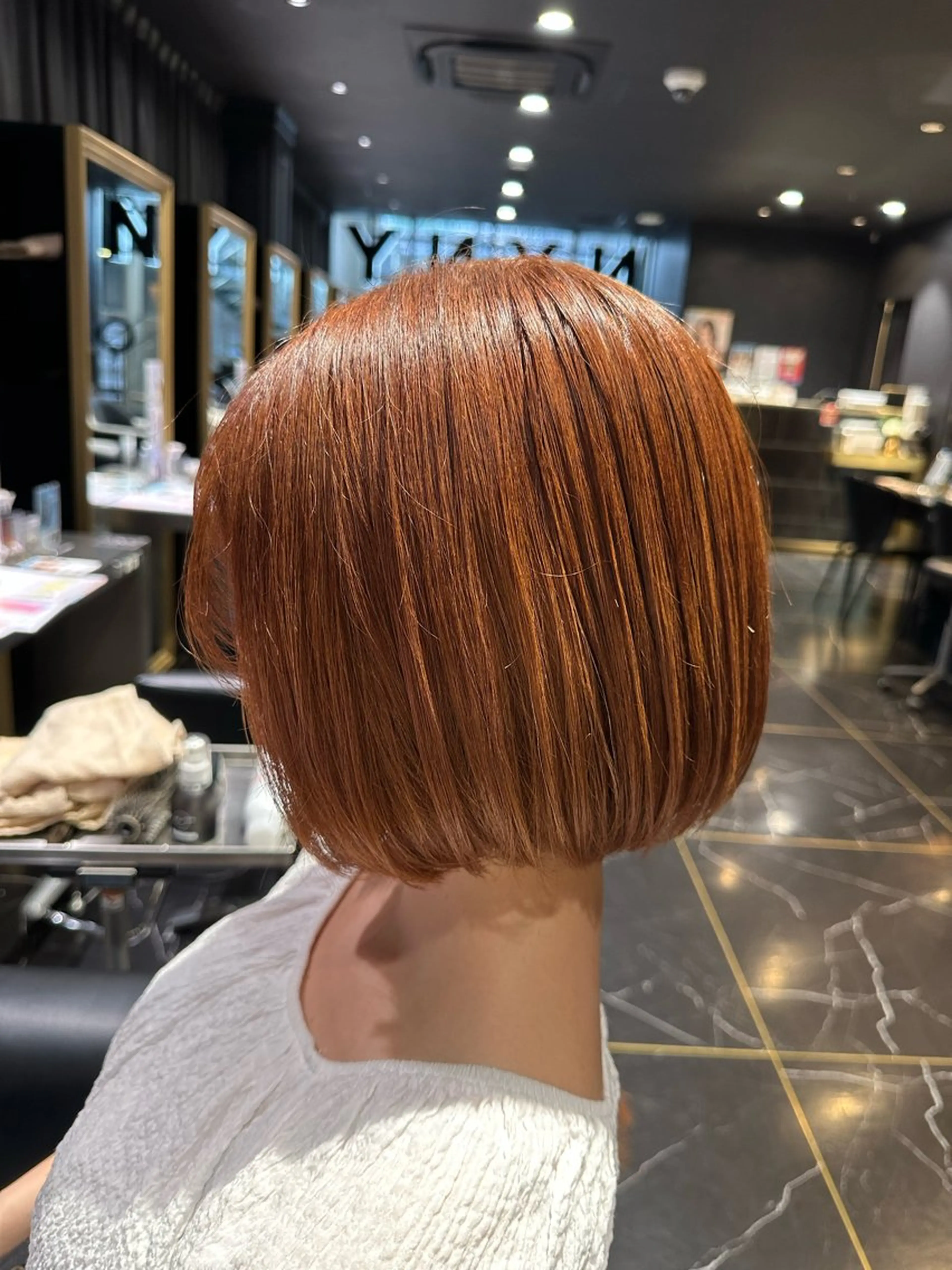 ショート アッシュ 外国人風カラー ハイライト 学生 外ハネヘア ヘアカラー トリートメント ボブスタイル/ 透明感カラー/八幡のヘアスタイル