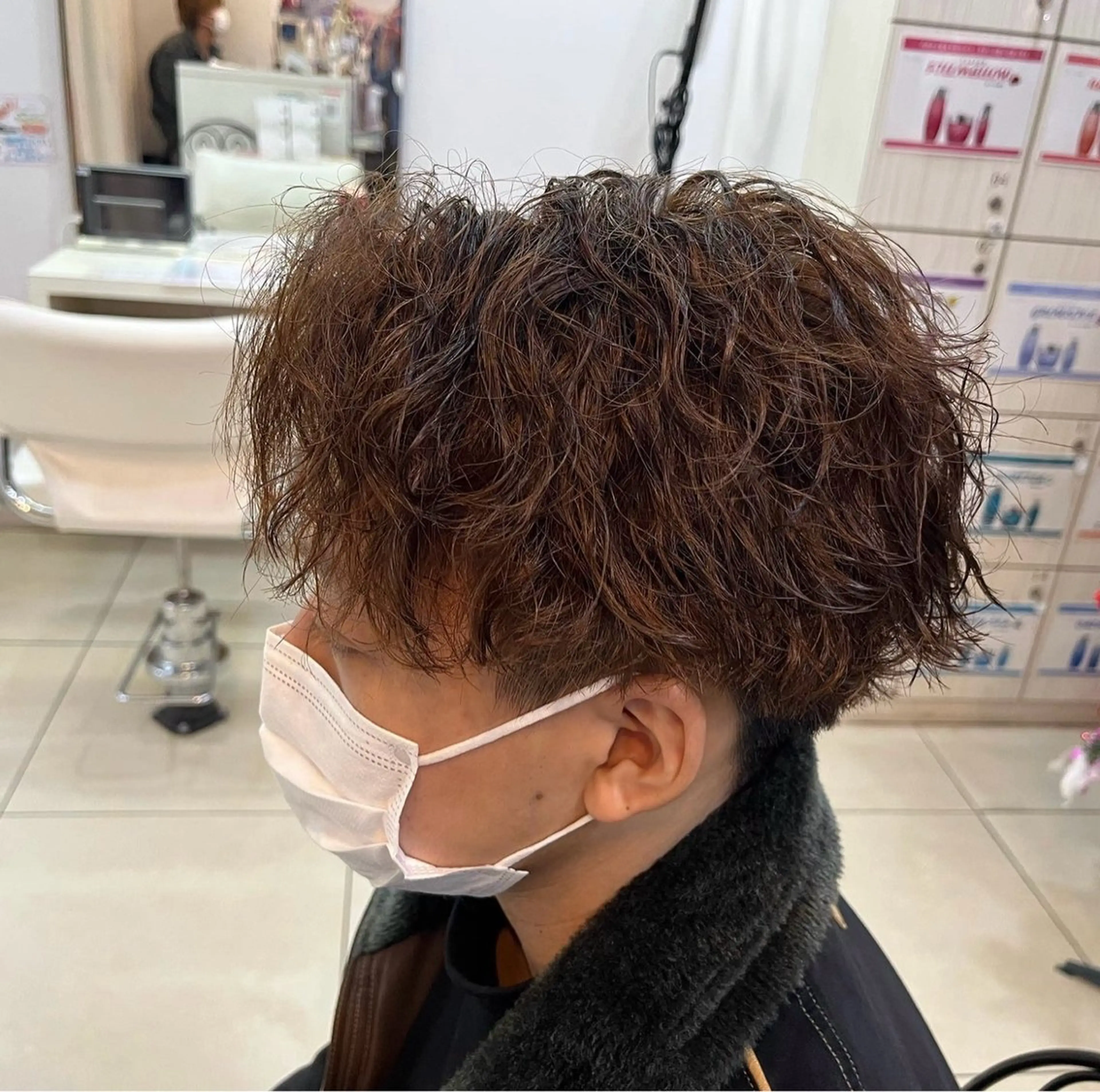 ミディアム パーマ メンズ ミディアムパーマ センターパート メンズパーマ ツイストスパイラルパーマ スパイラルパーマ カット パーマ 韓国風メンズ/毛流れ ヘアなら須田龍世のヘアスタイル