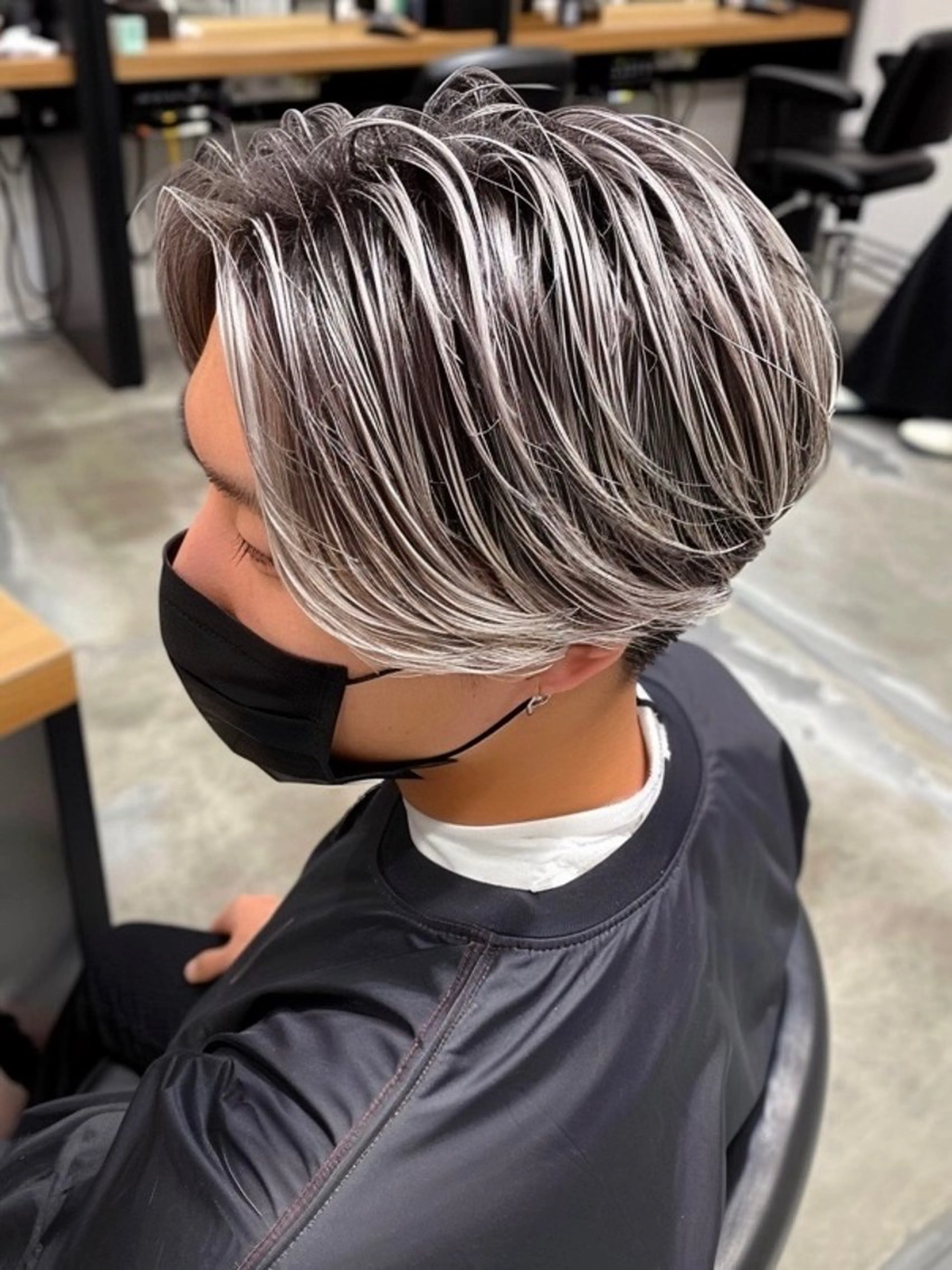 ショート パーマ メンズ メンズハイトーン メンズバレイヤージュのヘアスタイル