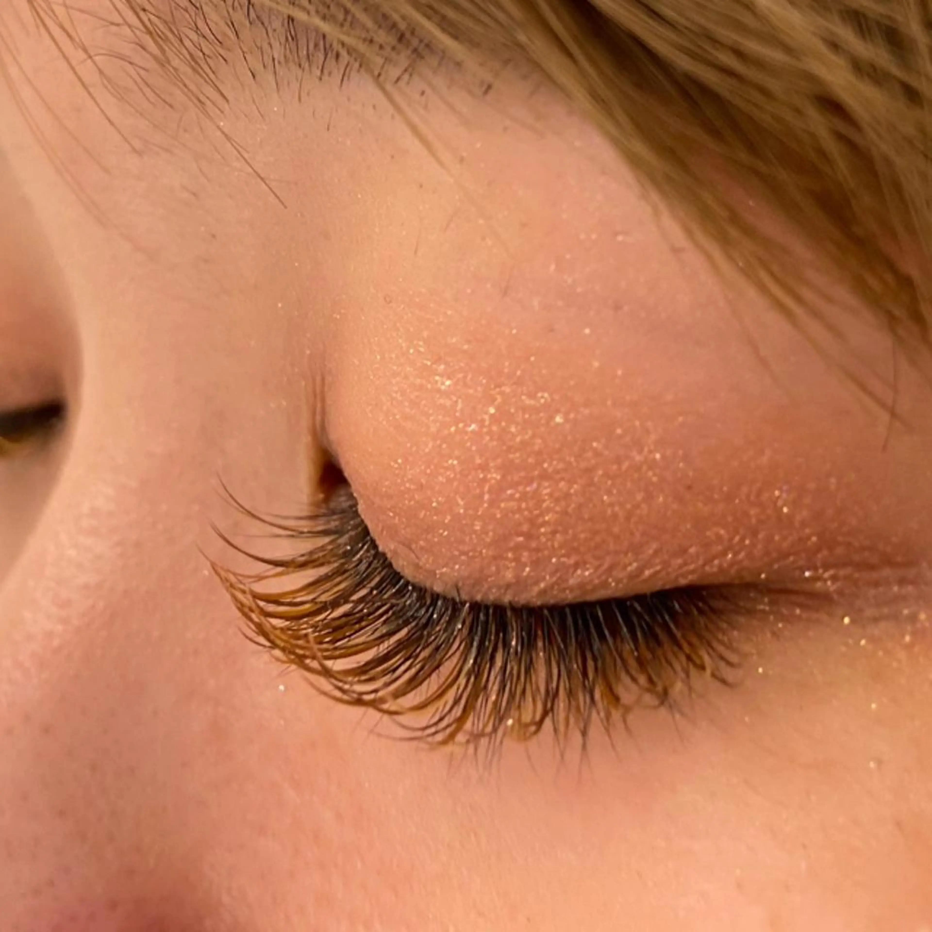 カラーエクステorフラットラッシュ90分付け放題(時間内オフ無料)の写真