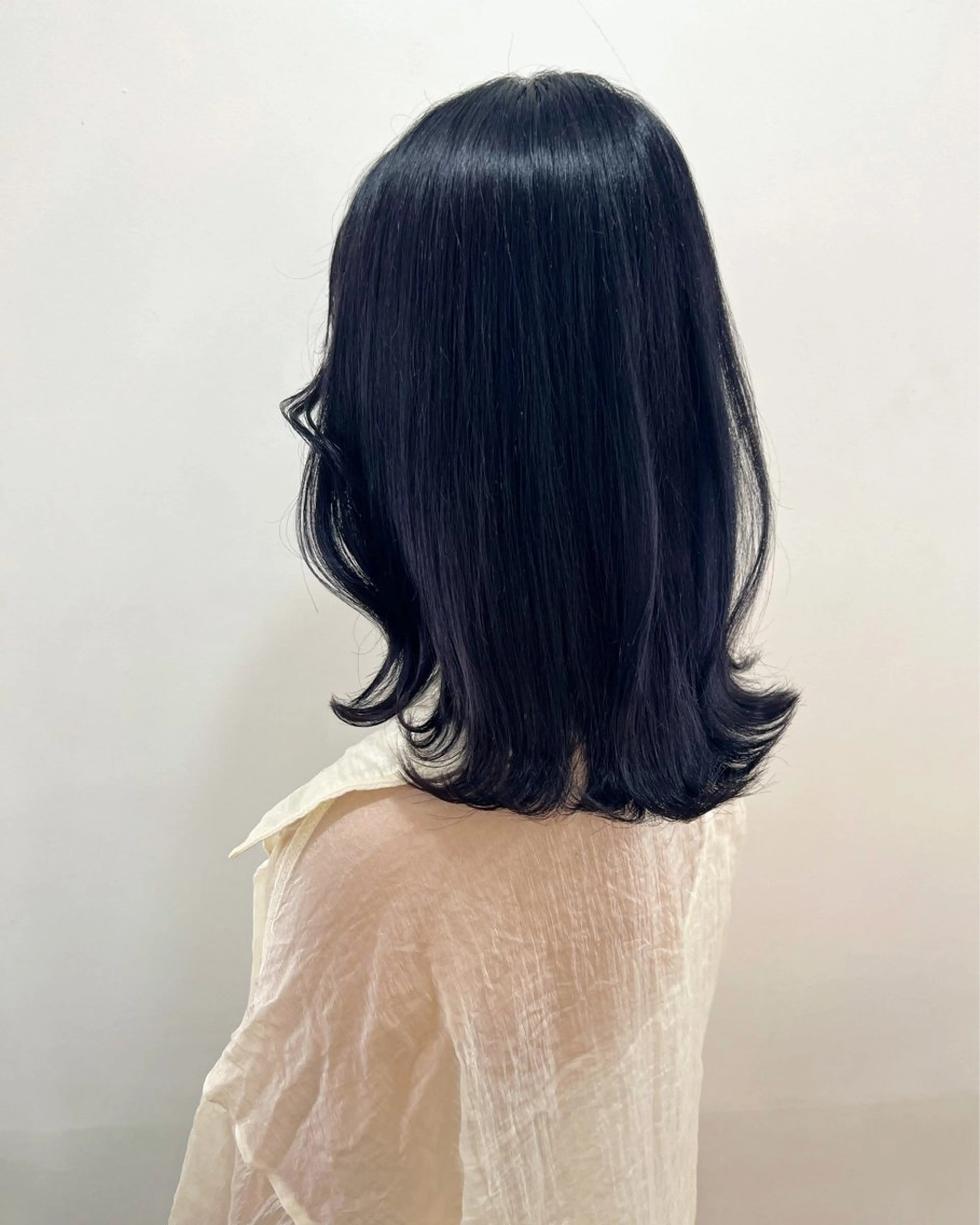 ミディアム カラー 黒髪 ブルーカラー ブルーブラック カット ヘアカラー トリートメント フラム所属・WATANABE MISAKIのヘアスタイル