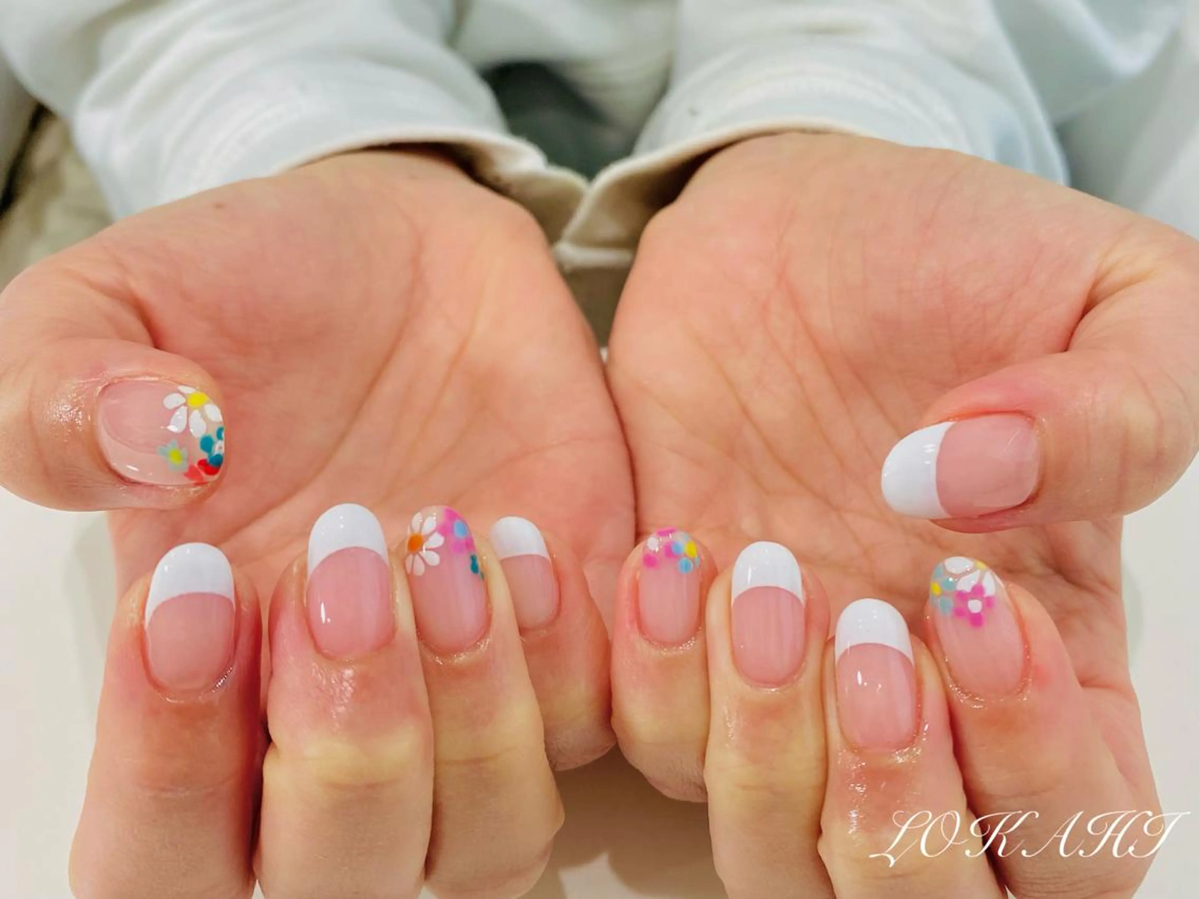 ミディアム ネイル マツエク・マツパ アイブロウ ミディアムパーマ 眉カラー フラットラッシュ パリジェンヌラッシュリフト まつげパーマ ハンドネイル 13日3980円‼️ マグもデザインも◎のネイルデザイン