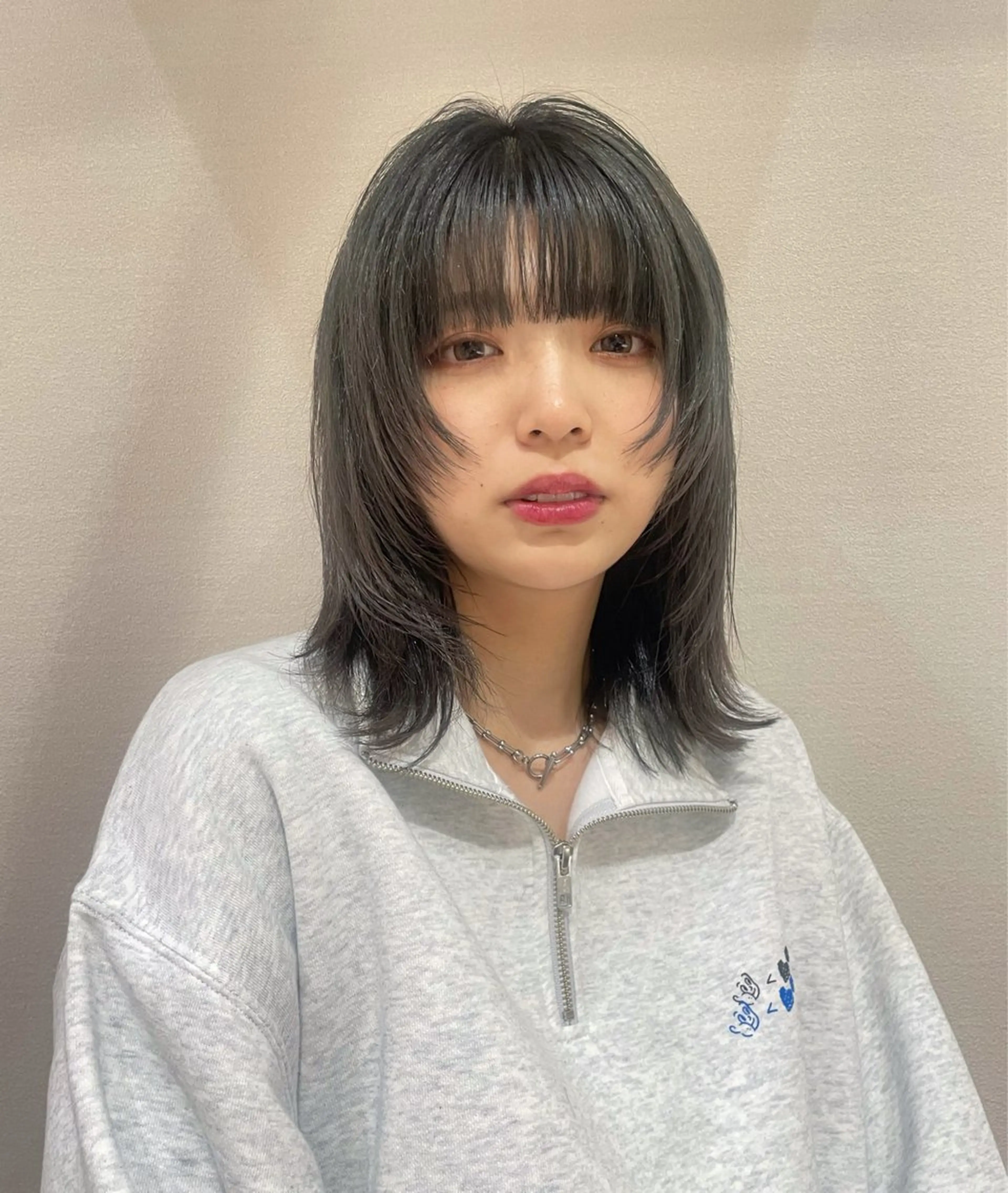 ミディアム カラー グレージュ オリーブグレージュ オリーブグレー レイヤーカット カット ヘアカラー ひなた 艶カラー/渋谷のヘアスタイル