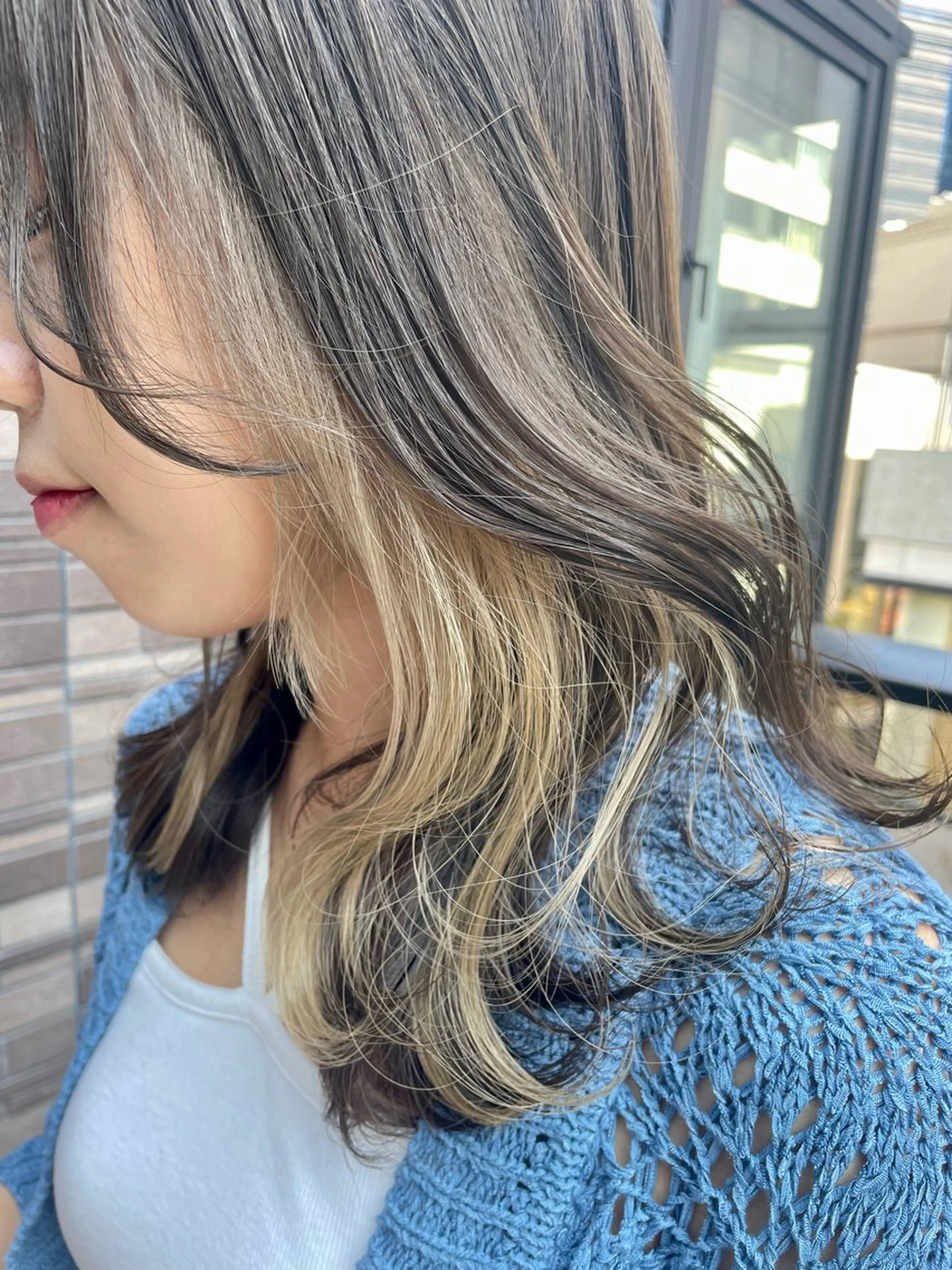 セミロング カラー ベージュカラー ブリーチ ハイトーンカラー ハイトーンベージュ ヘアカラー トリートメント MANAMI🪸 インナーカラーのヘアスタイル