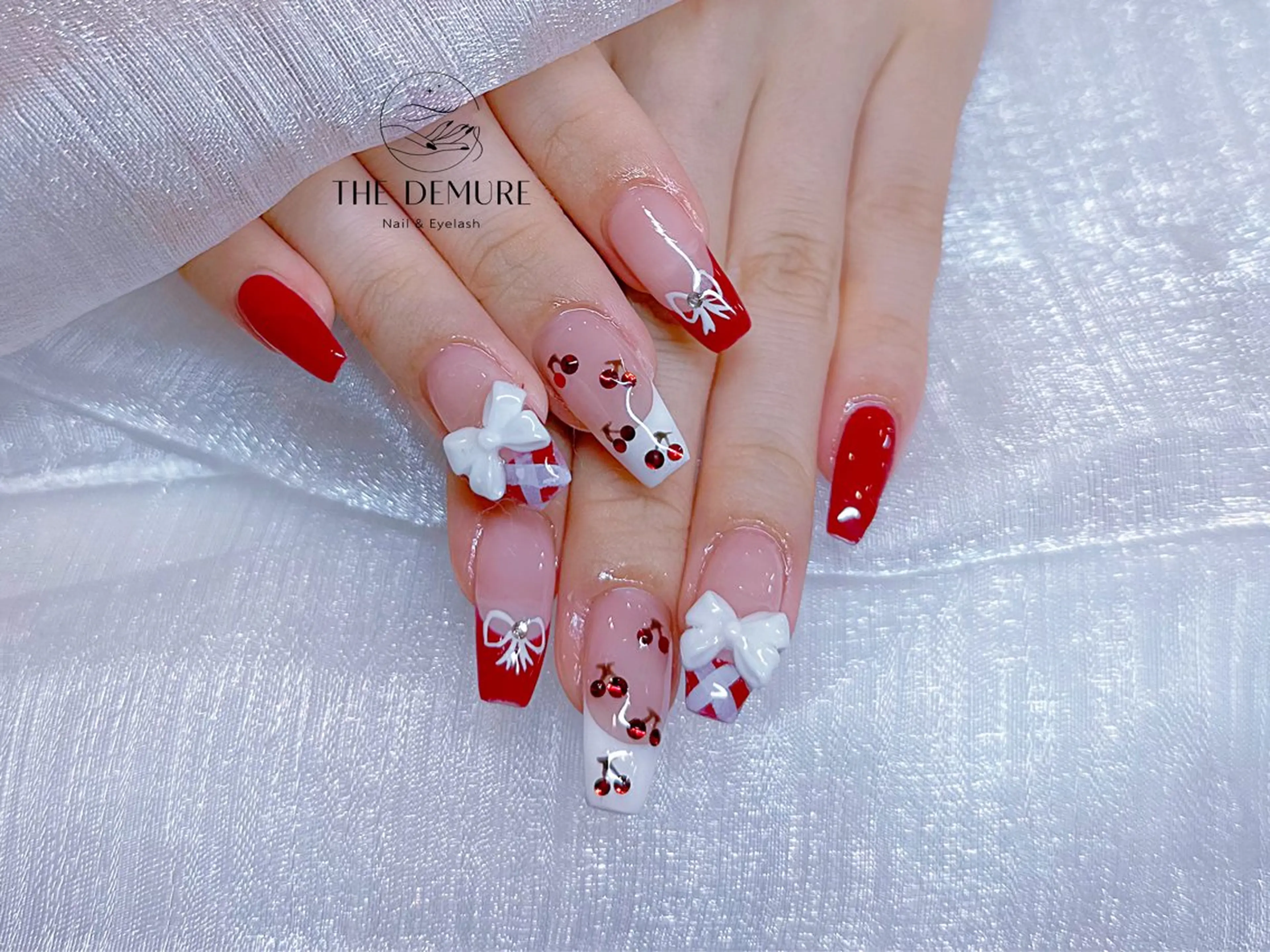 ネイル アートネイル キラキラネイル 韓国ネイル 水色 ロングネイル ハンドネイル ハンドケア NailDemure 【銀座店】のネイルデザイン