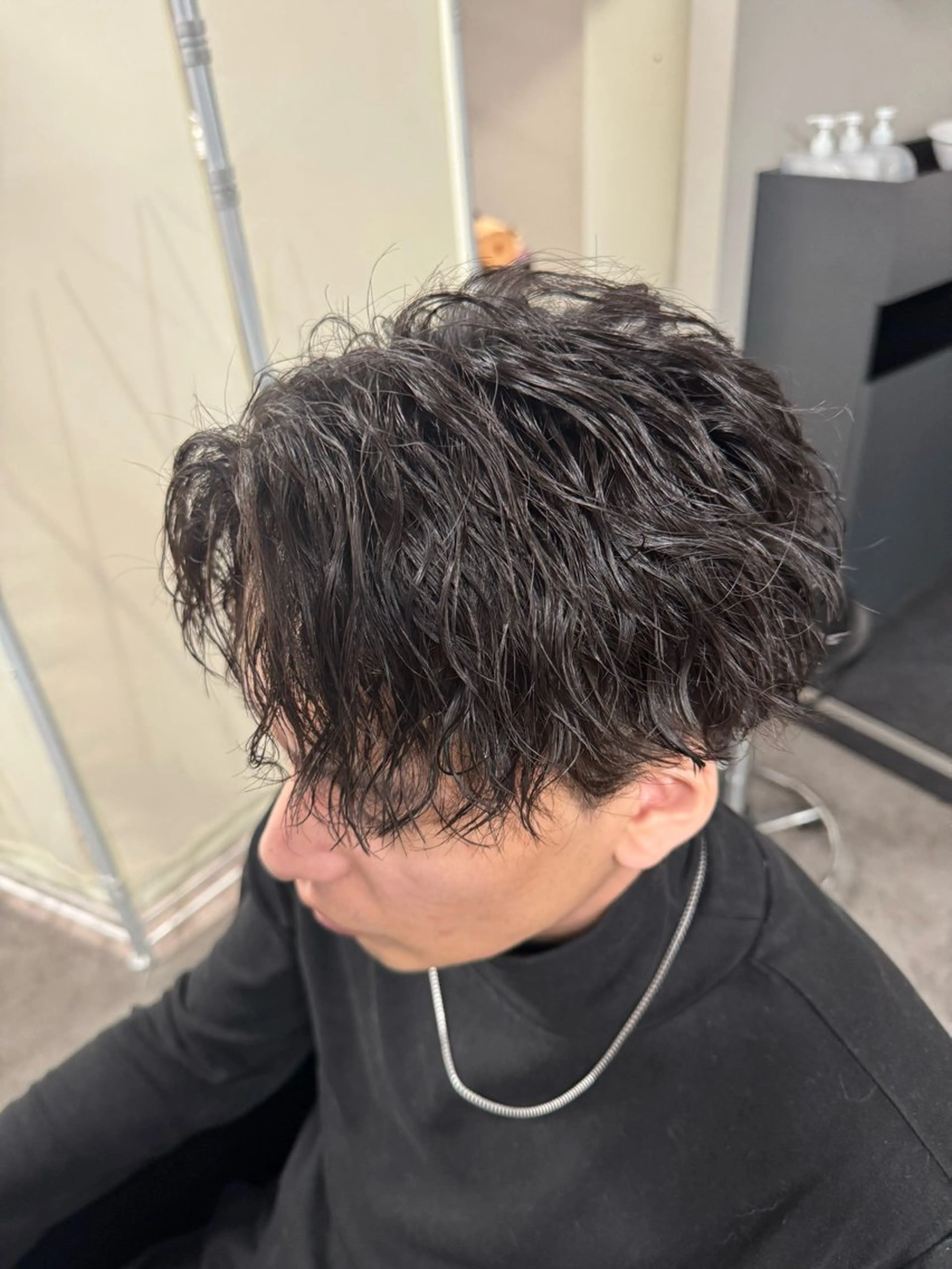 セミロング パーマ メンズ センターパート メンズパーマ ツイストスパイラルパーマ セミロングパーマ スパイラルパーマ カット パーマ 立川韓国メンズヘア ニュアンスパーマ安井のヘアスタイル