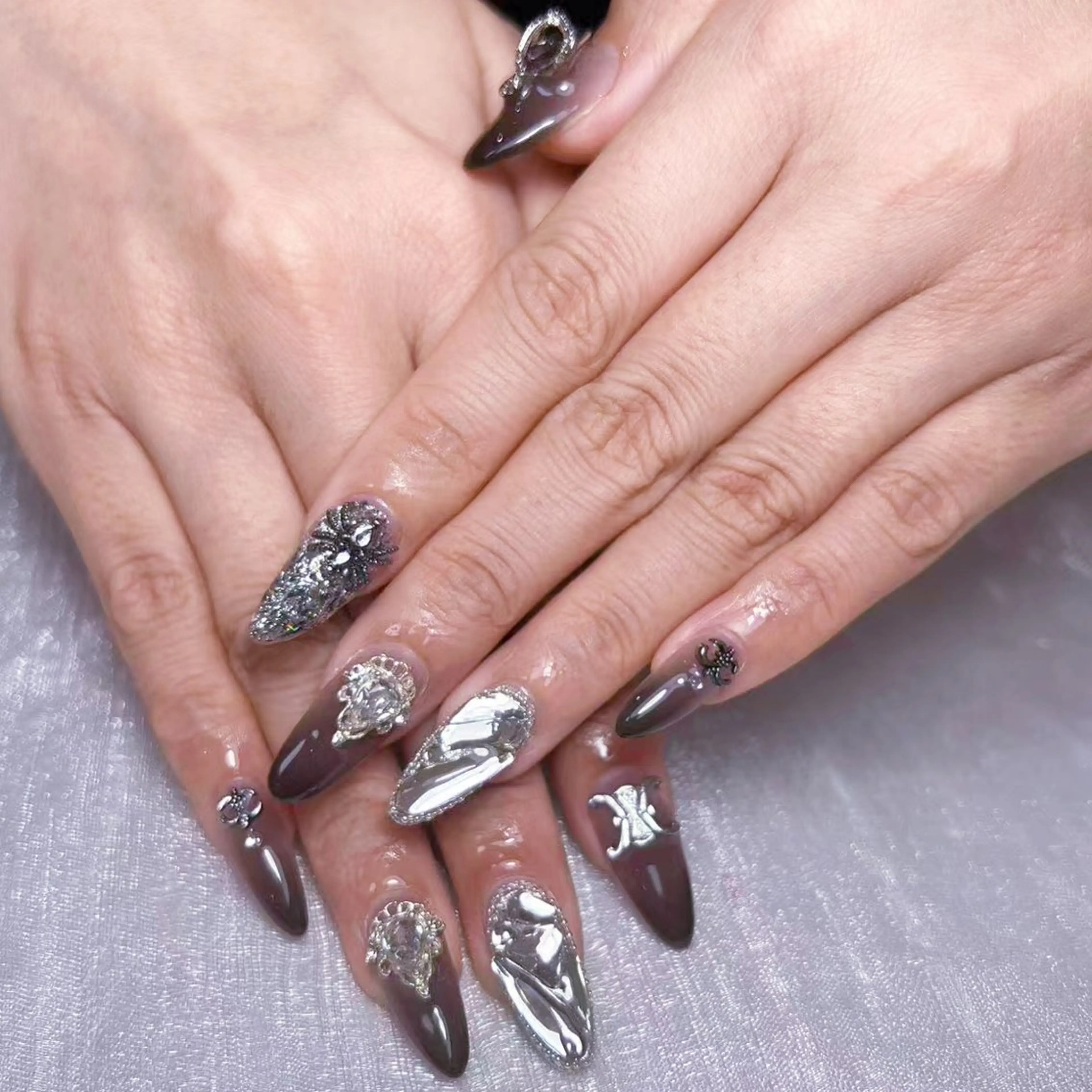 ネイル アートネイル オーロラネイル ガーリー キラキラネイル 韓国ネイル ハンドネイル ハンドケア Yuki 🍁のネイルデザイン