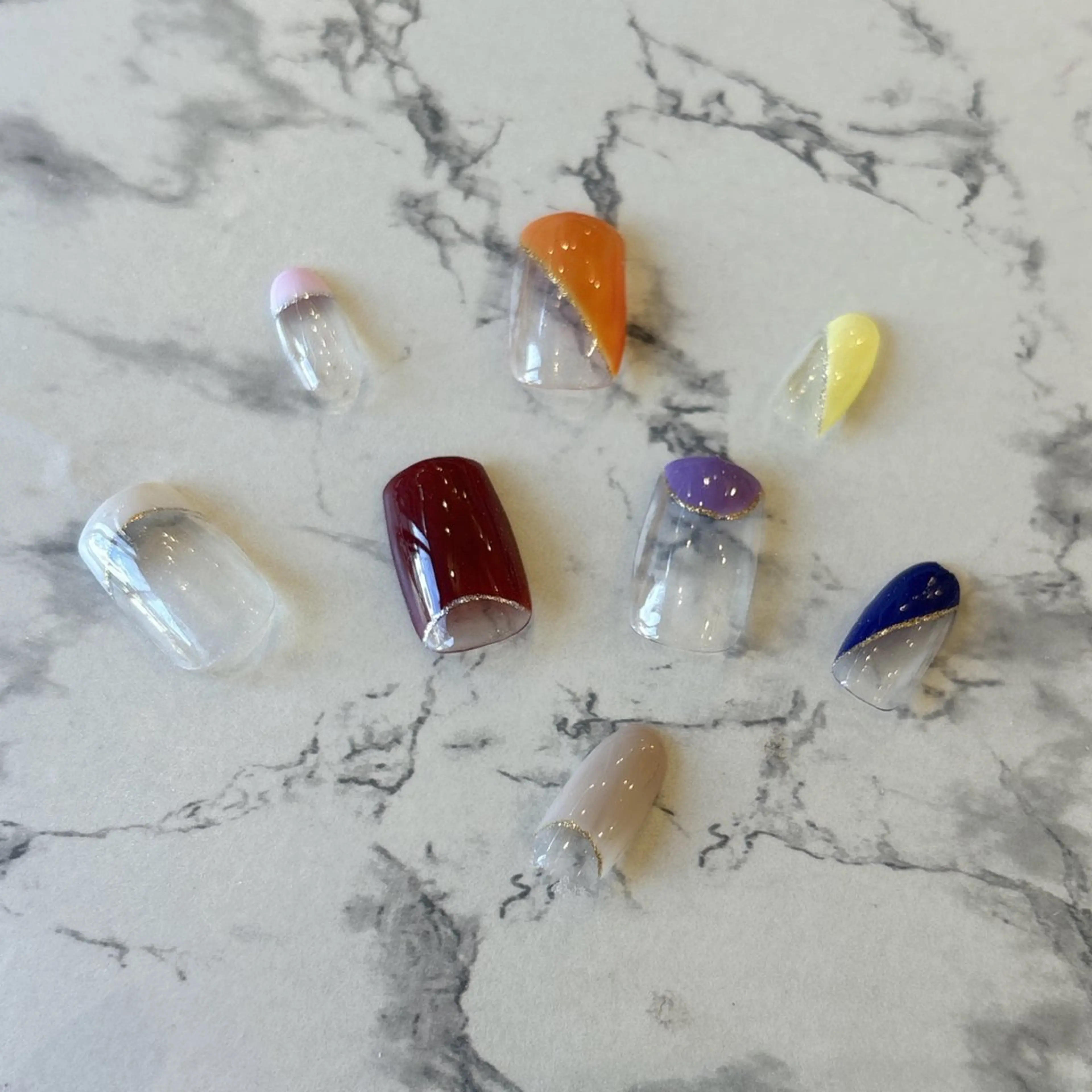 『オフ無し』フレンチネイル(ラメライン込み)の写真