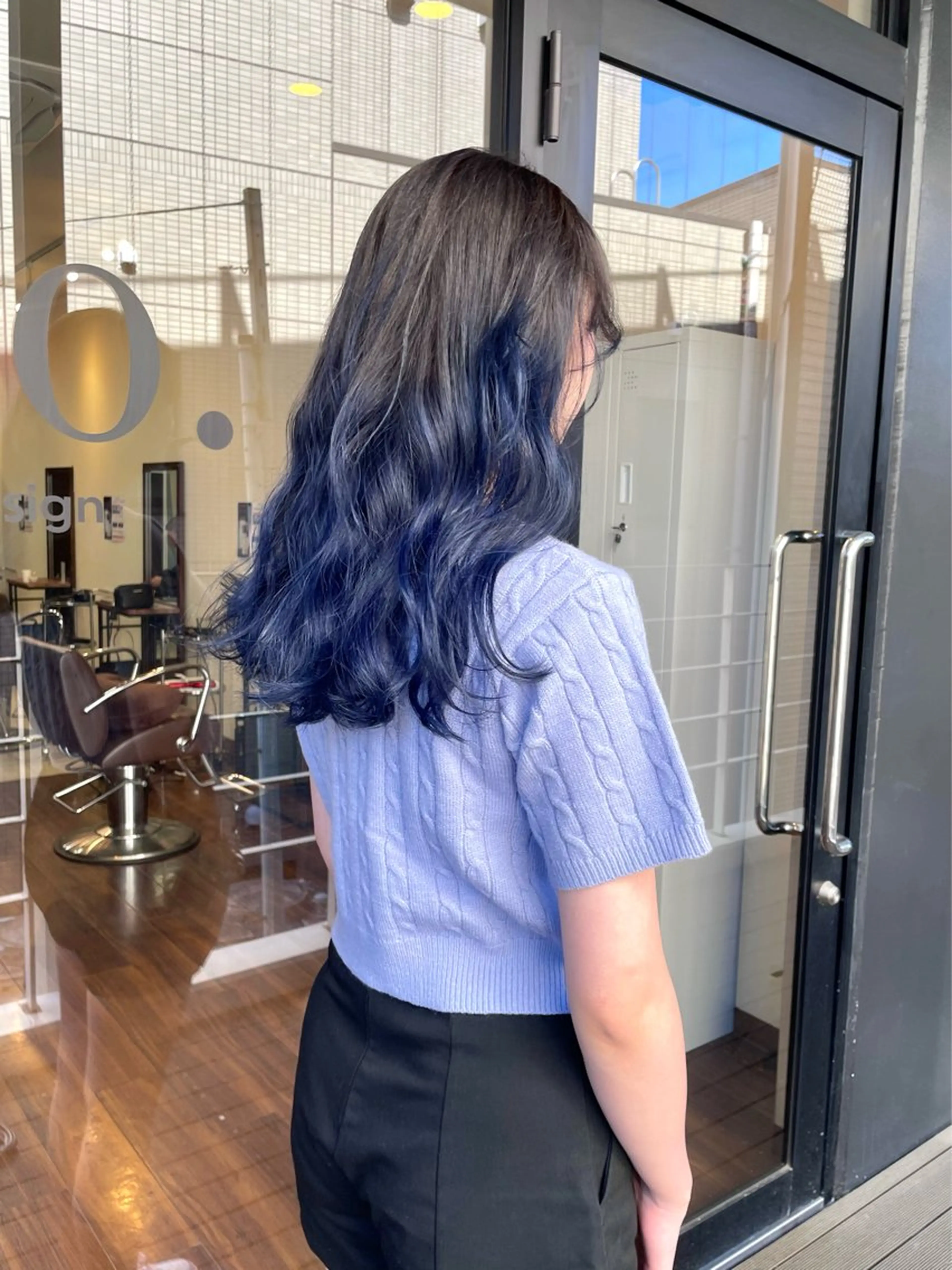 セミロング mika｜ブルーカラ ー｜ハイトーンカラーのヘアスタイル