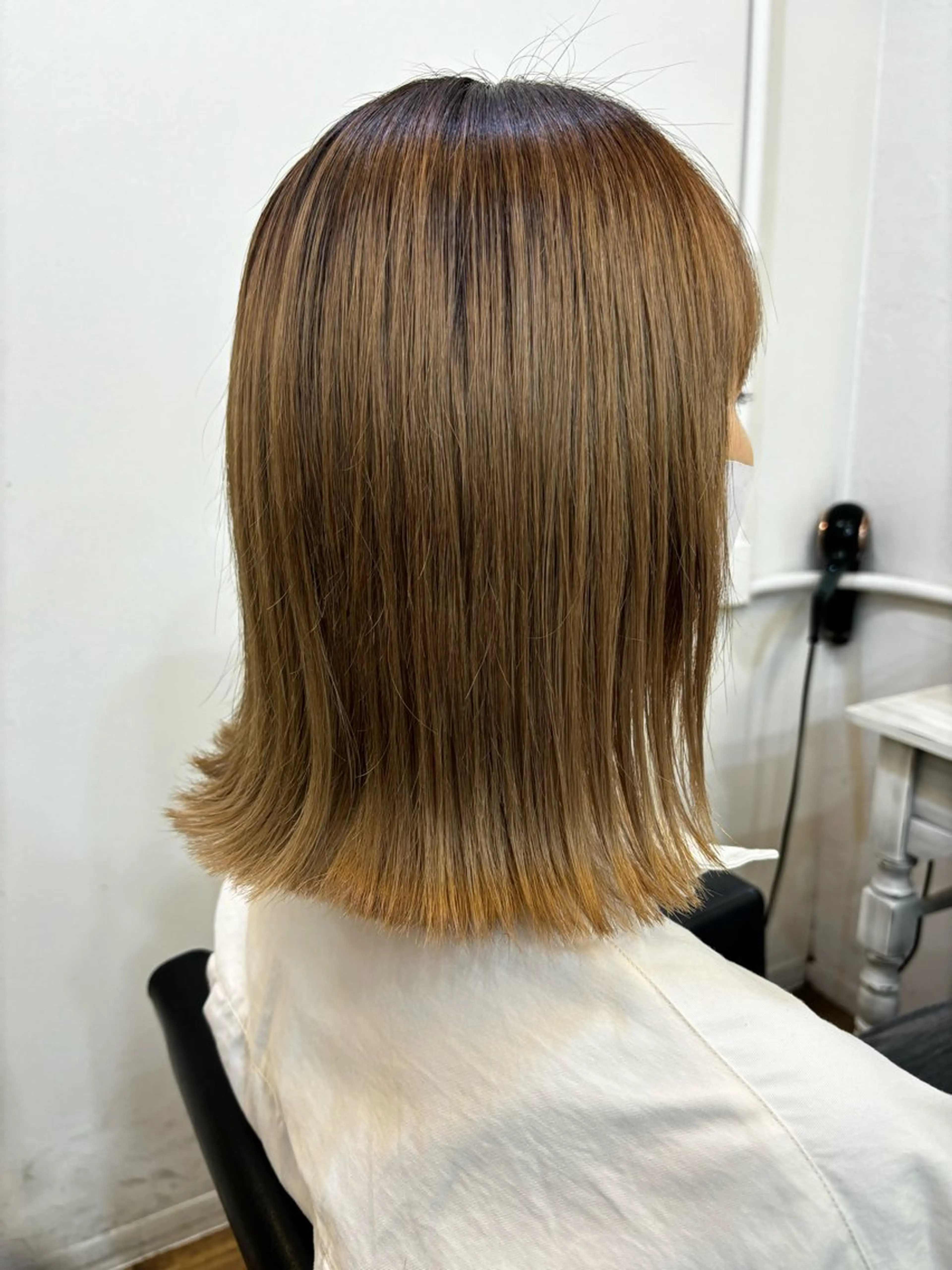 ミディアム シオン/艶髪/ グレージュカラーのヘアスタイル