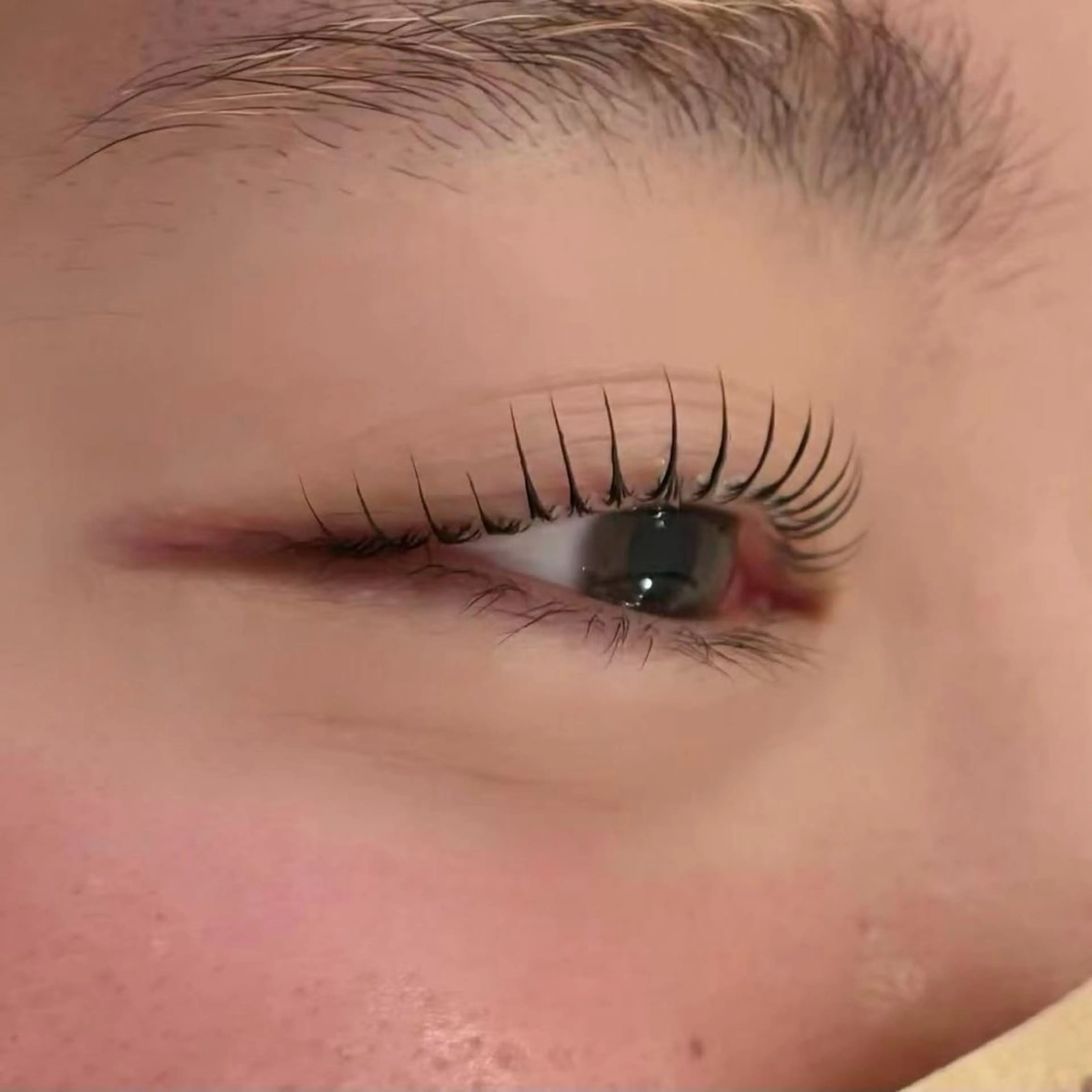 マツエク・マツパ 束感まつ毛 カラーマツエク フラットラッシュ パリジェンヌラッシュリフト まつげパーマ マツパ Queen Salonのエステ・リラクイメージ