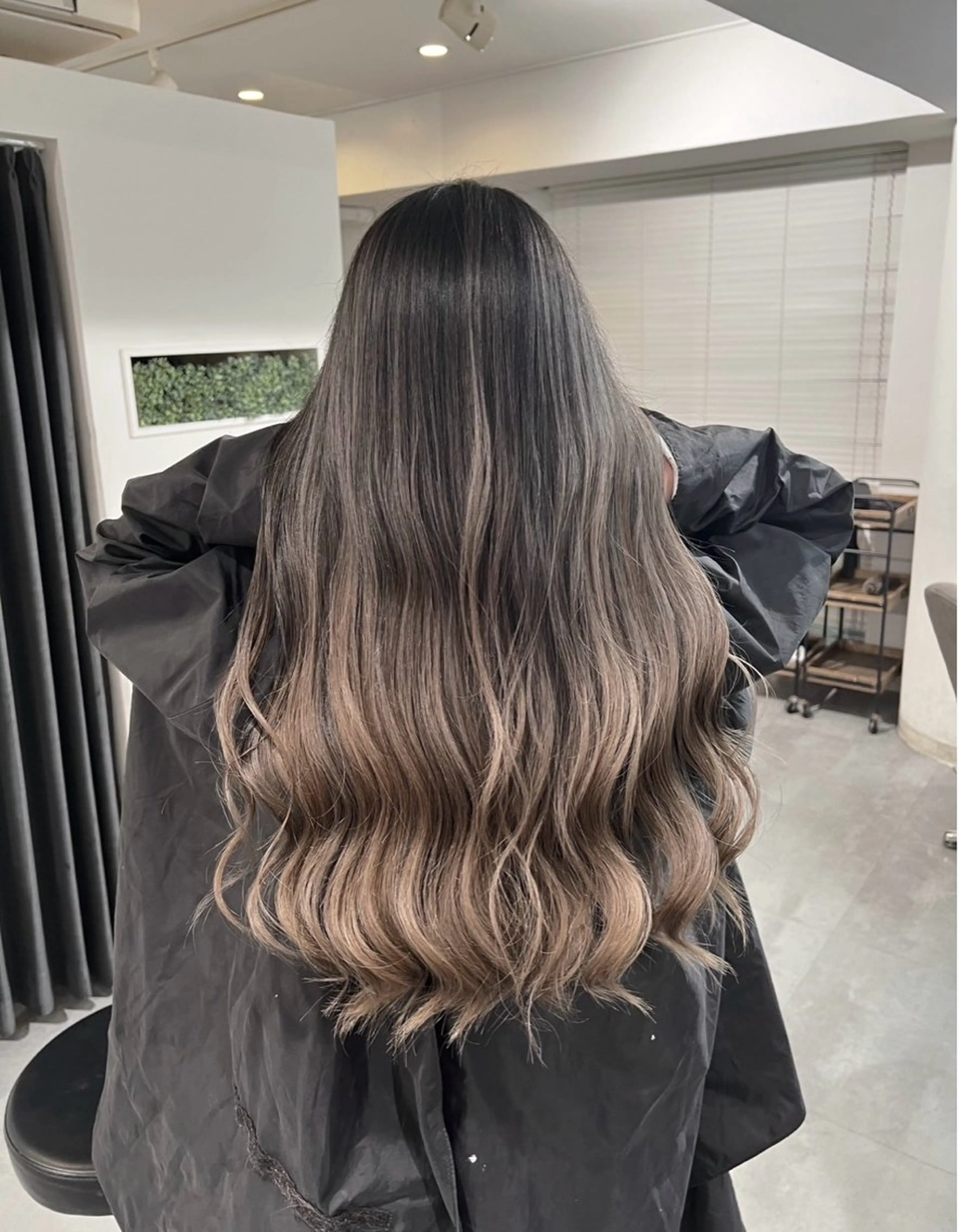 ロング カラー バレイヤージュ ベージュカラー ミルクティーベージュ レイヤーカット ヘアカラー トリートメント ROBIN所属・指名数No.1 /NAOYAのヘアスタイル