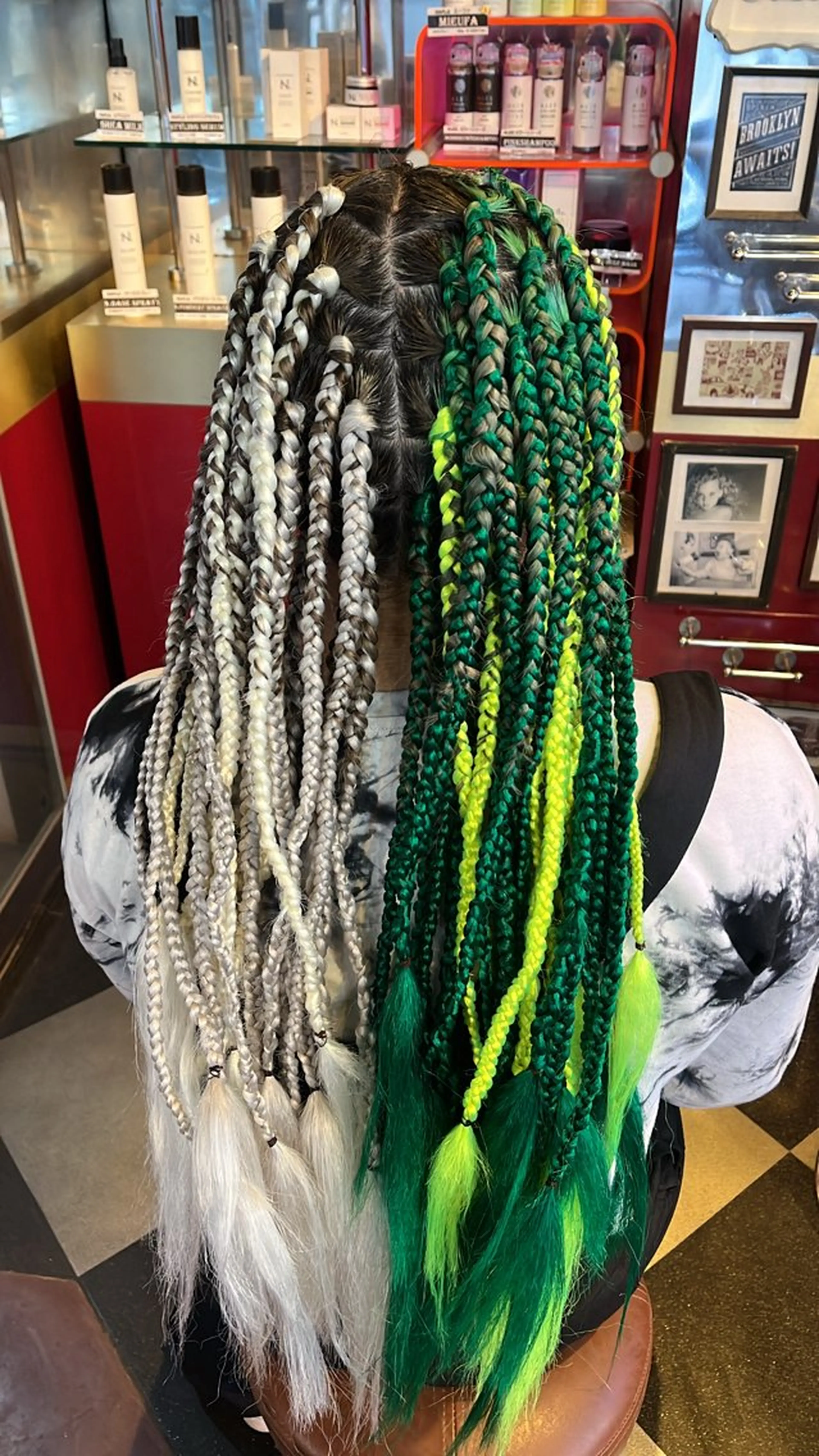 ロング デザインカラー/ ブリーチ/コーンロウのヘアスタイル