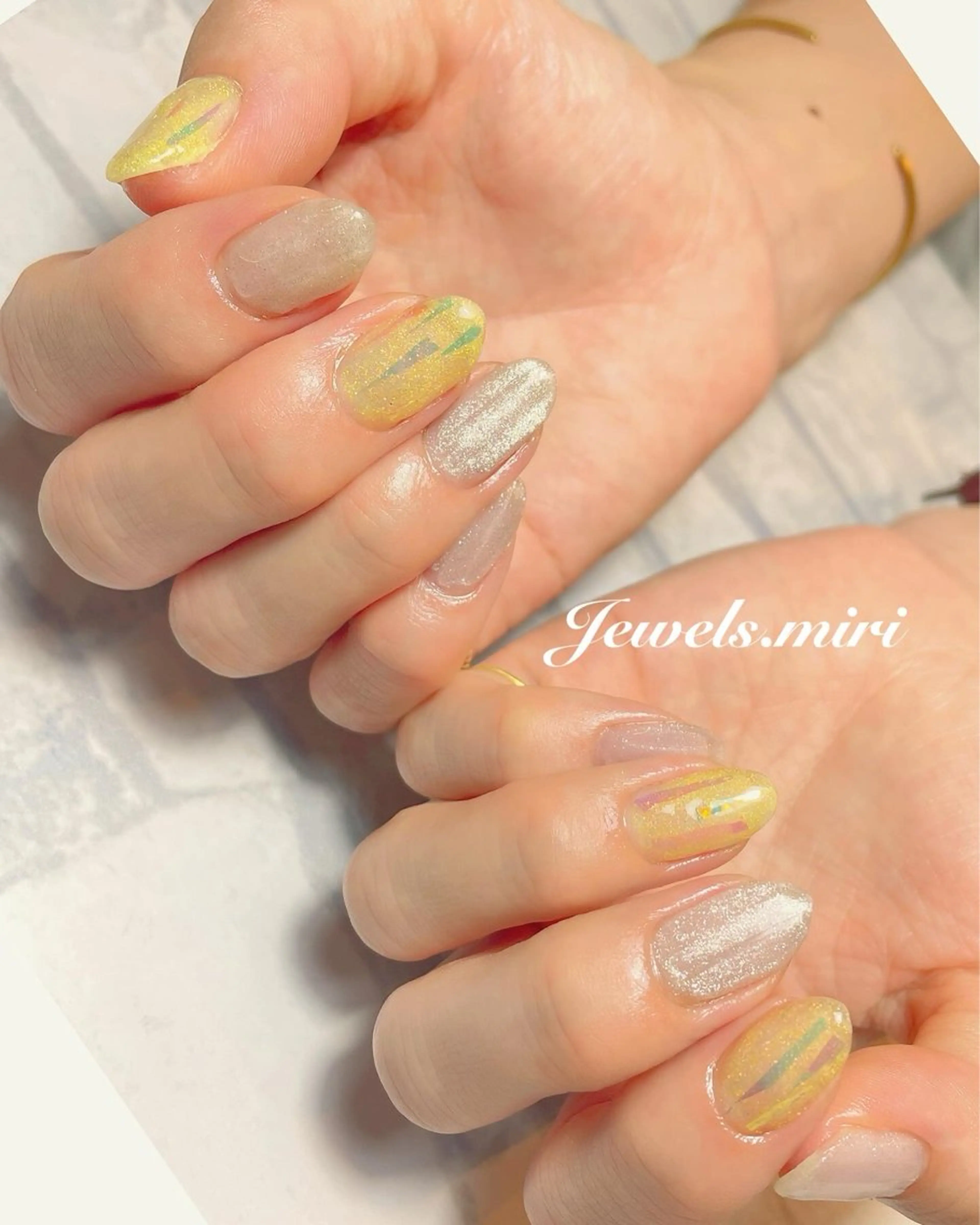 ネイル キラキラネイル マグネットネイル ホワイト 黄色 Jewels nail lily 白楽所属・ネイルサロン Jewels Mのネイルデザイン