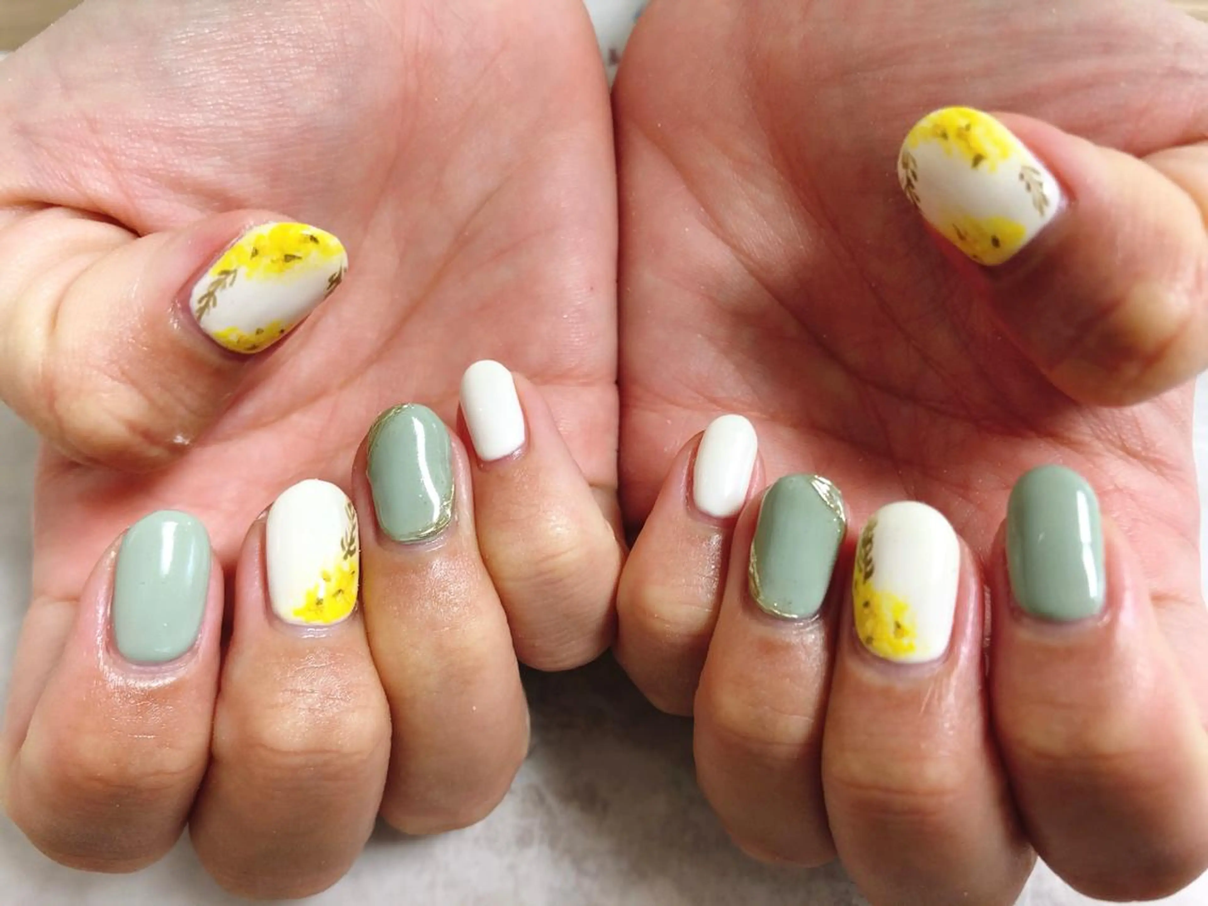 ネイル グリーン 春ネイル 黄色 kiki nail 二子玉川のネイルデザイン