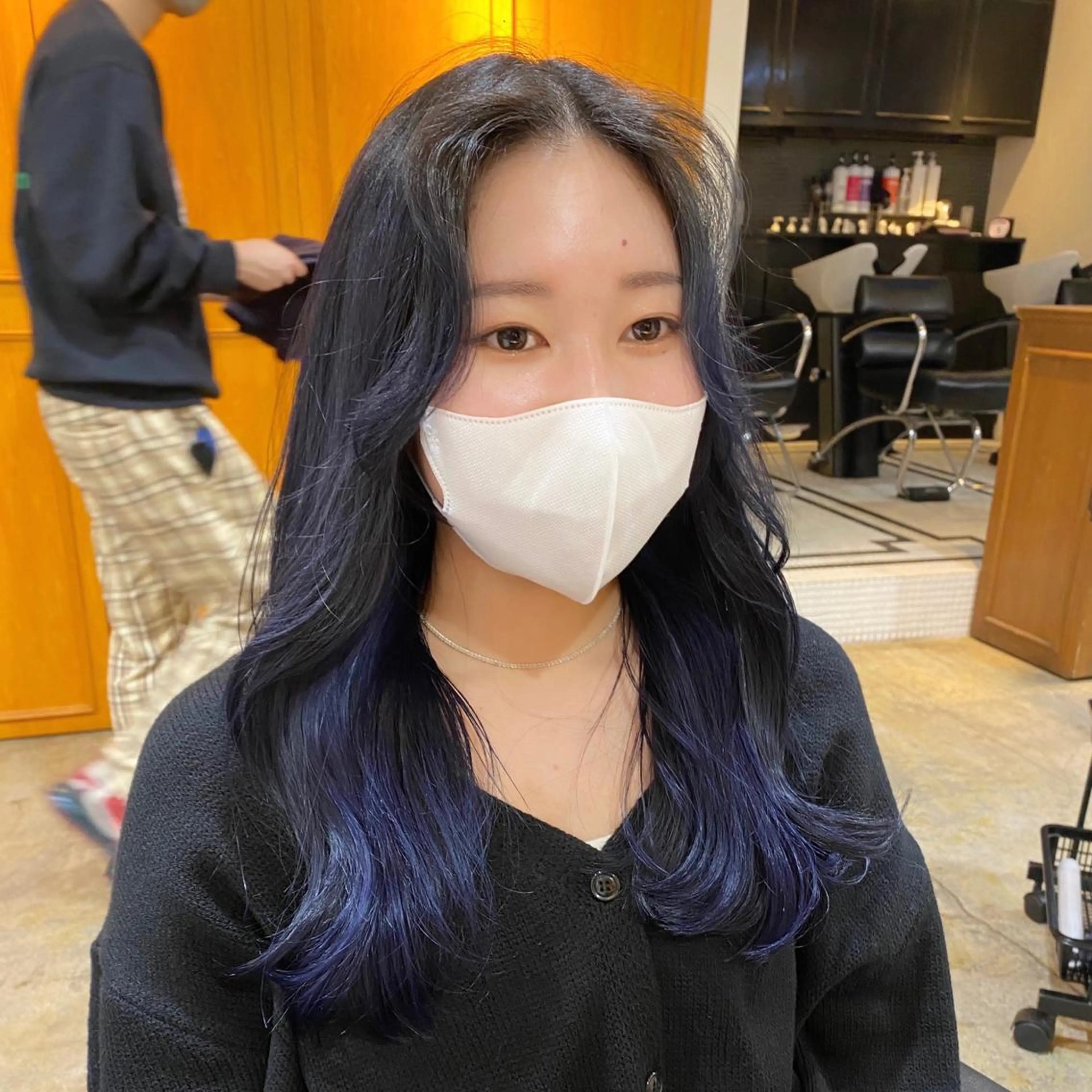 セミロング カラー 黒髪 ブリーチ ブルーカラー ブルーブラック カット ヘアカラー トリートメント salowin渋谷kitaya park前所属・RIKA韓国ヘア/く びれヘア/上品カラーのヘアスタイル