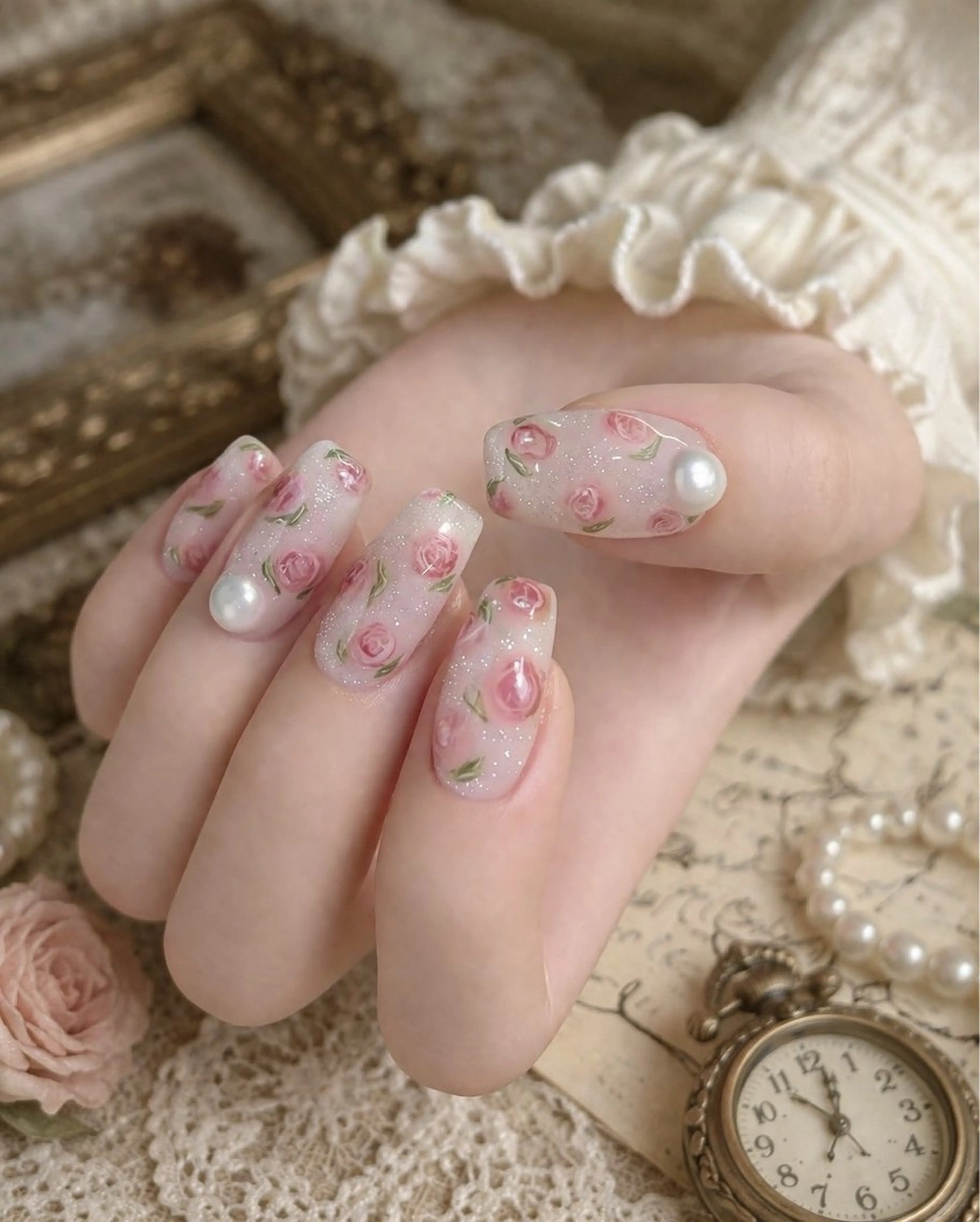 ネイル アートネイル ゴールド 春ネイル ハンドネイル Roger 舞のネイルデザイン