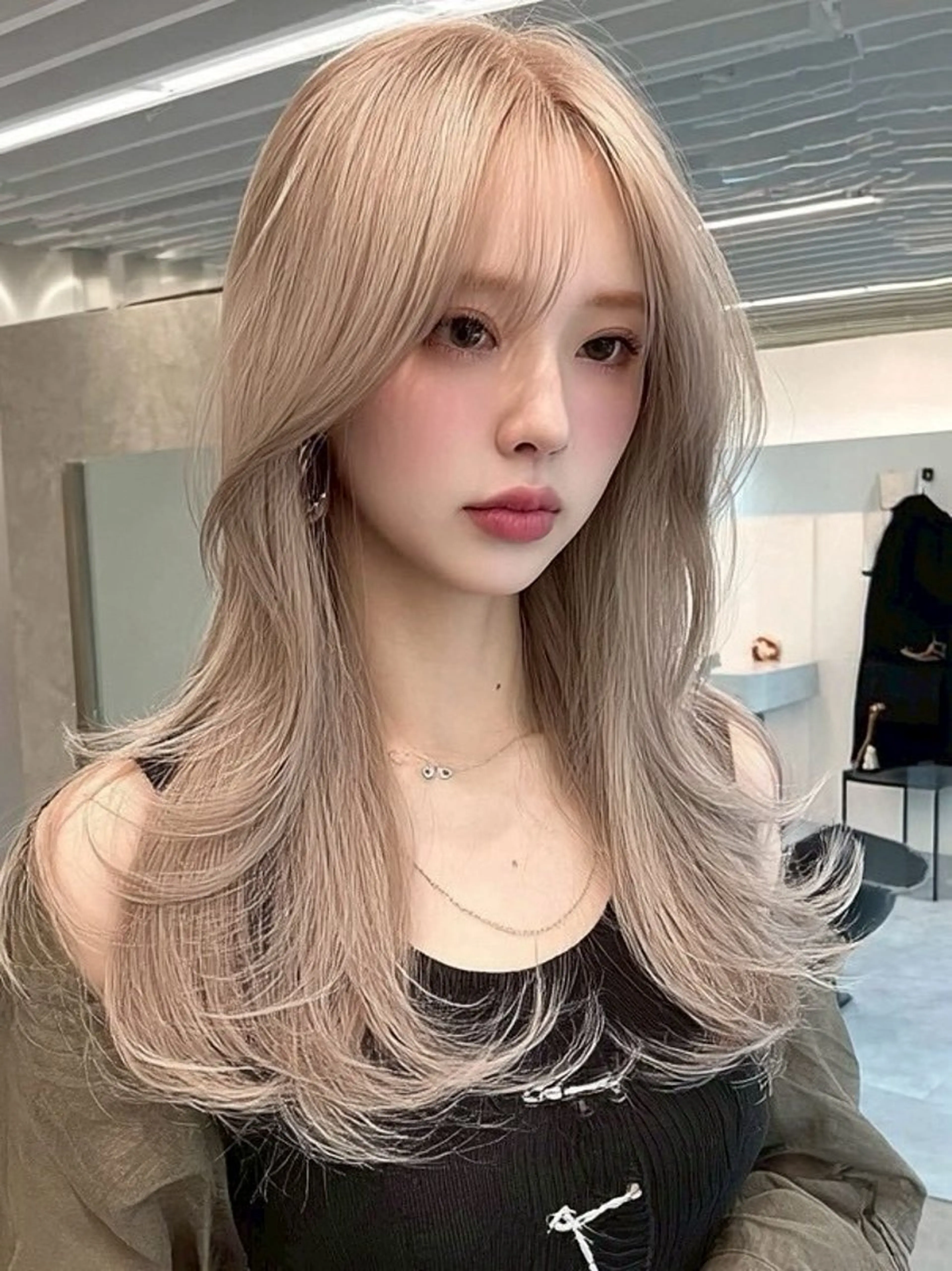 セミロング カラー 切りっぱなしボブ セミロングパーマ ベージュカラー ブリーチ ブロンド ヘアカラー トリートメント 透け感カラー得意🎀 りおなのヘアスタイル