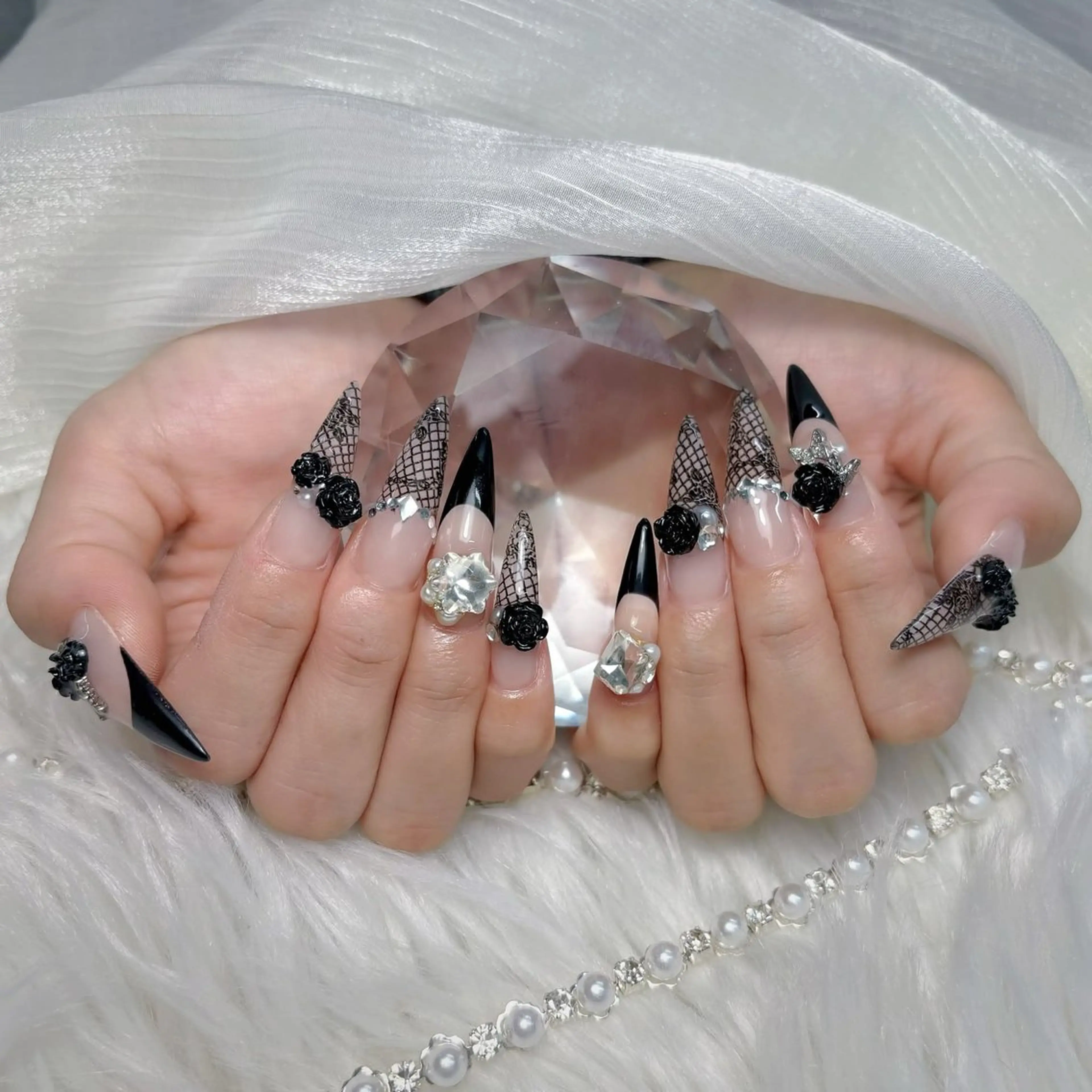 ネイル アートネイル フレンチネイル ジェルネイル ガーリー キラキラネイル ハンドネイル ハンドケア Nova Nail Shinsaiのネイルデザイン